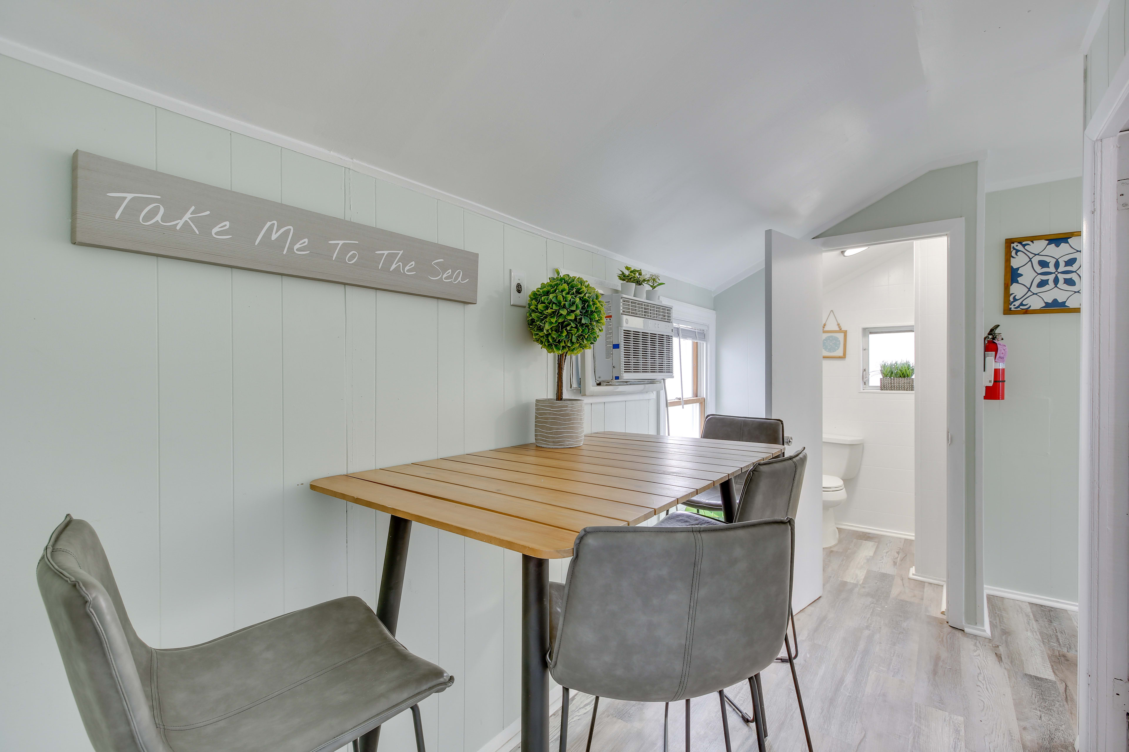 Dining Area | Dishware & Flatware Provided