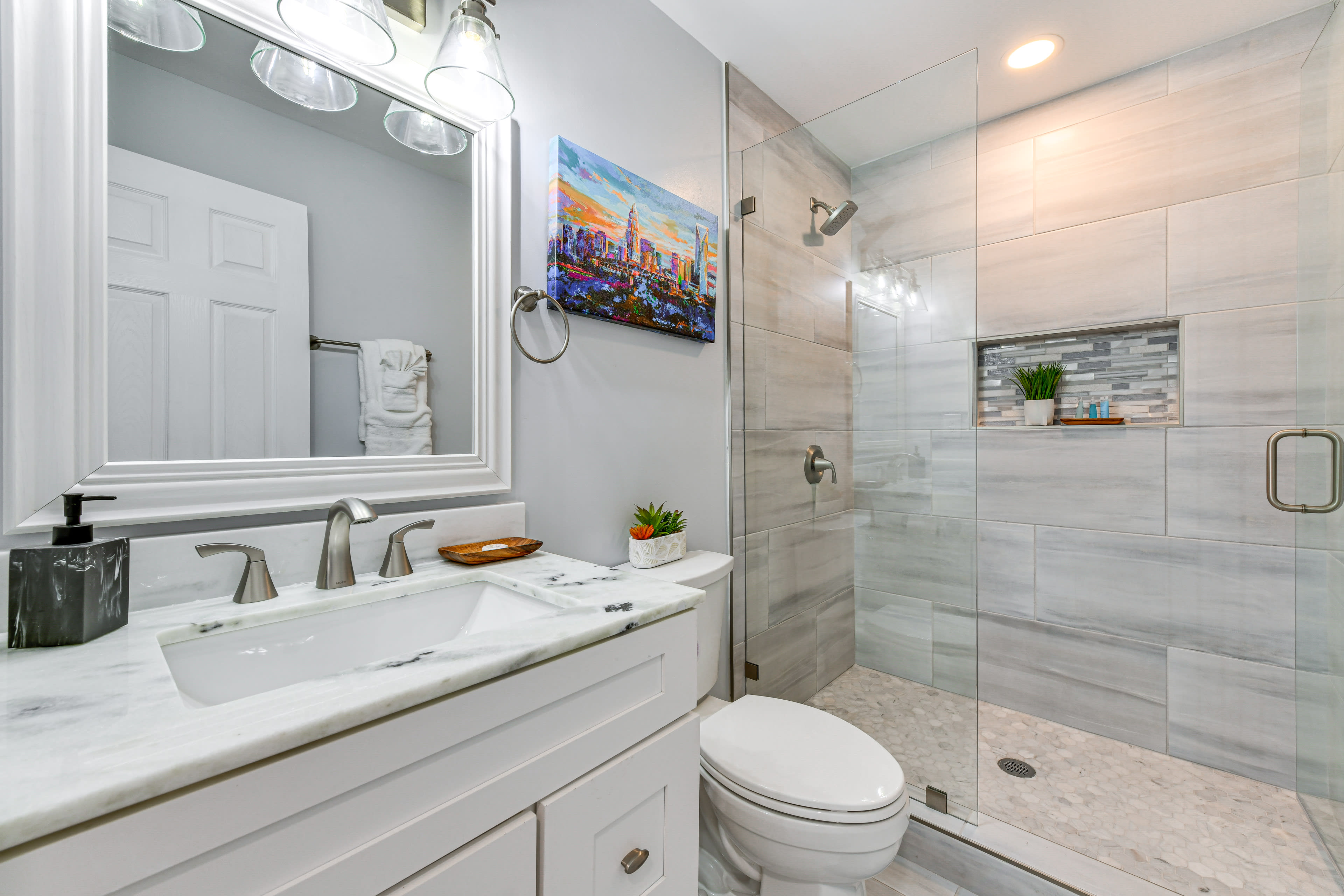 Full Bathroom | Main Level | Towels Provided