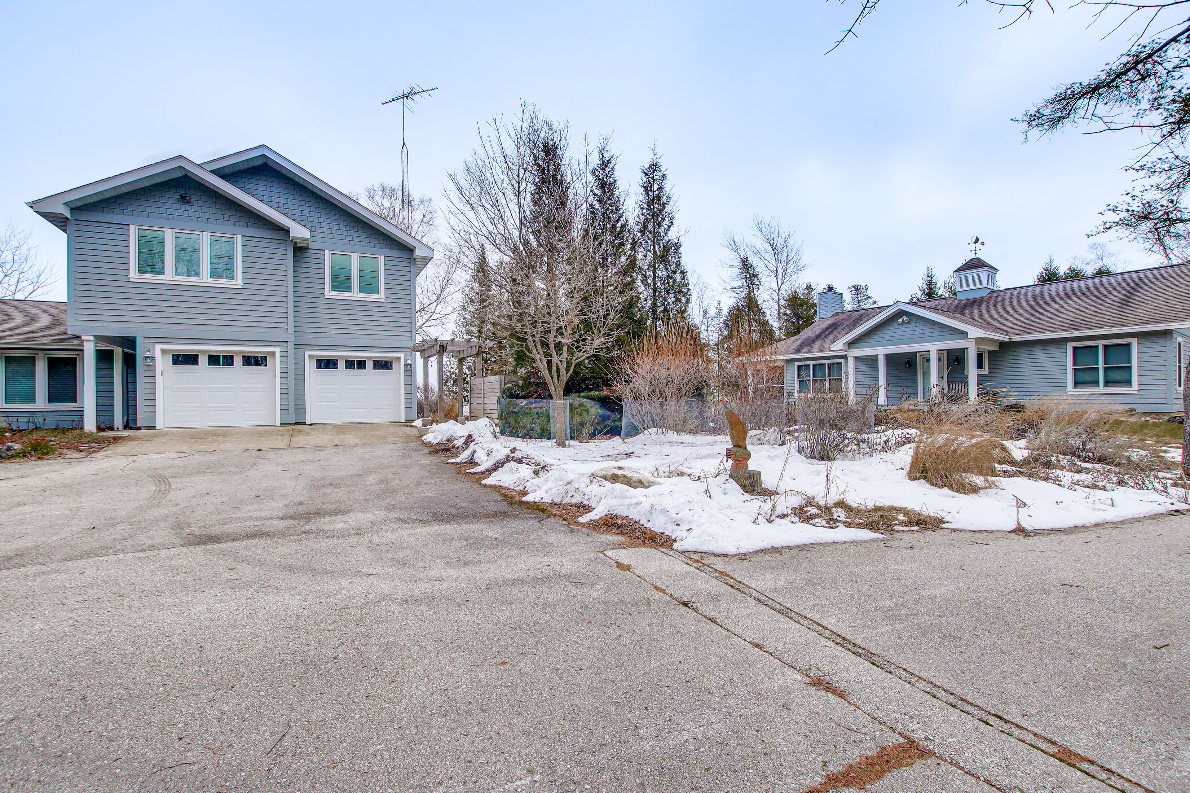 Parking | Garage (2 Vehicles) | Driveway (4 Vehicles)