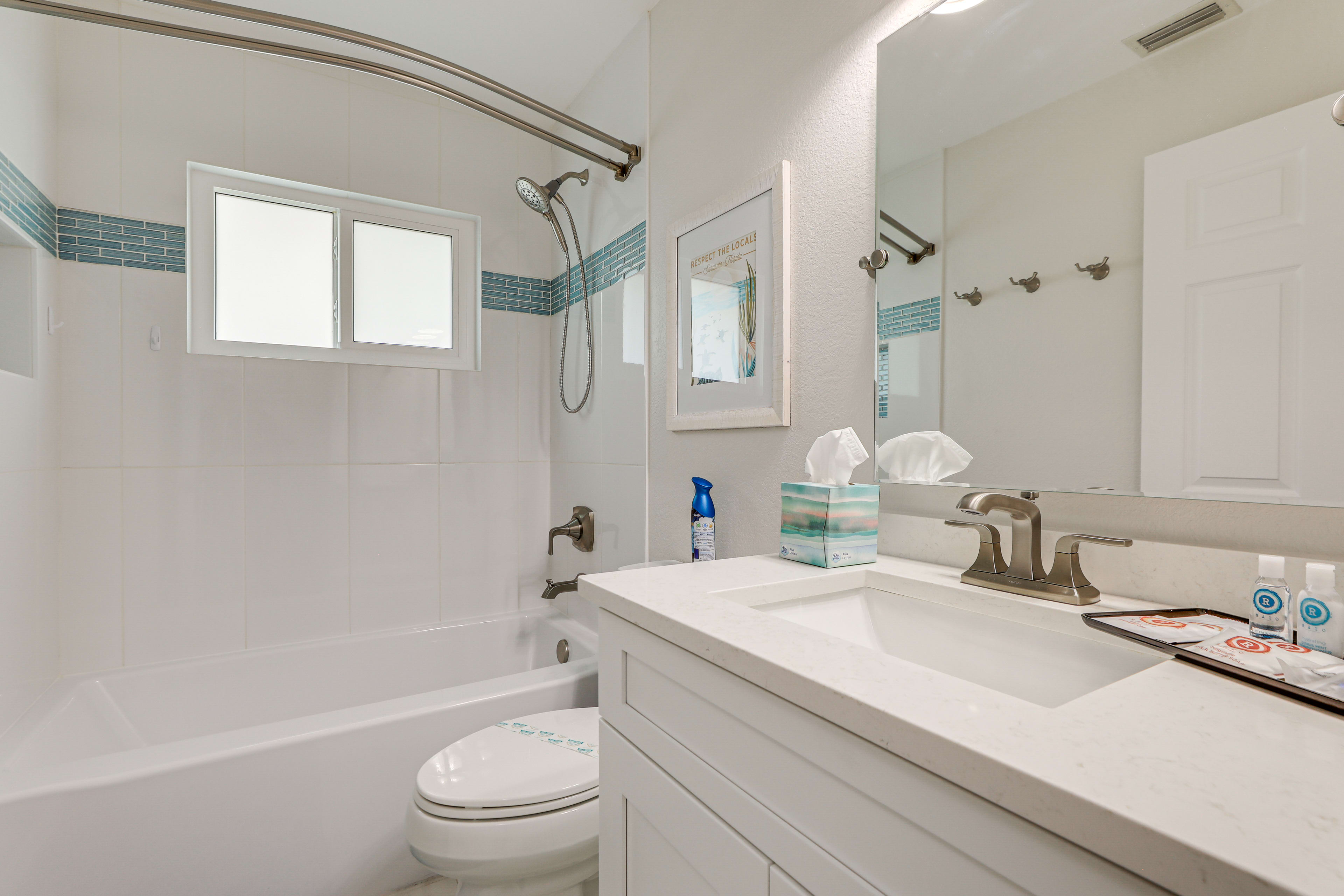 Full Bathroom | Shower/Tub Combo | Complimentary Toiletries