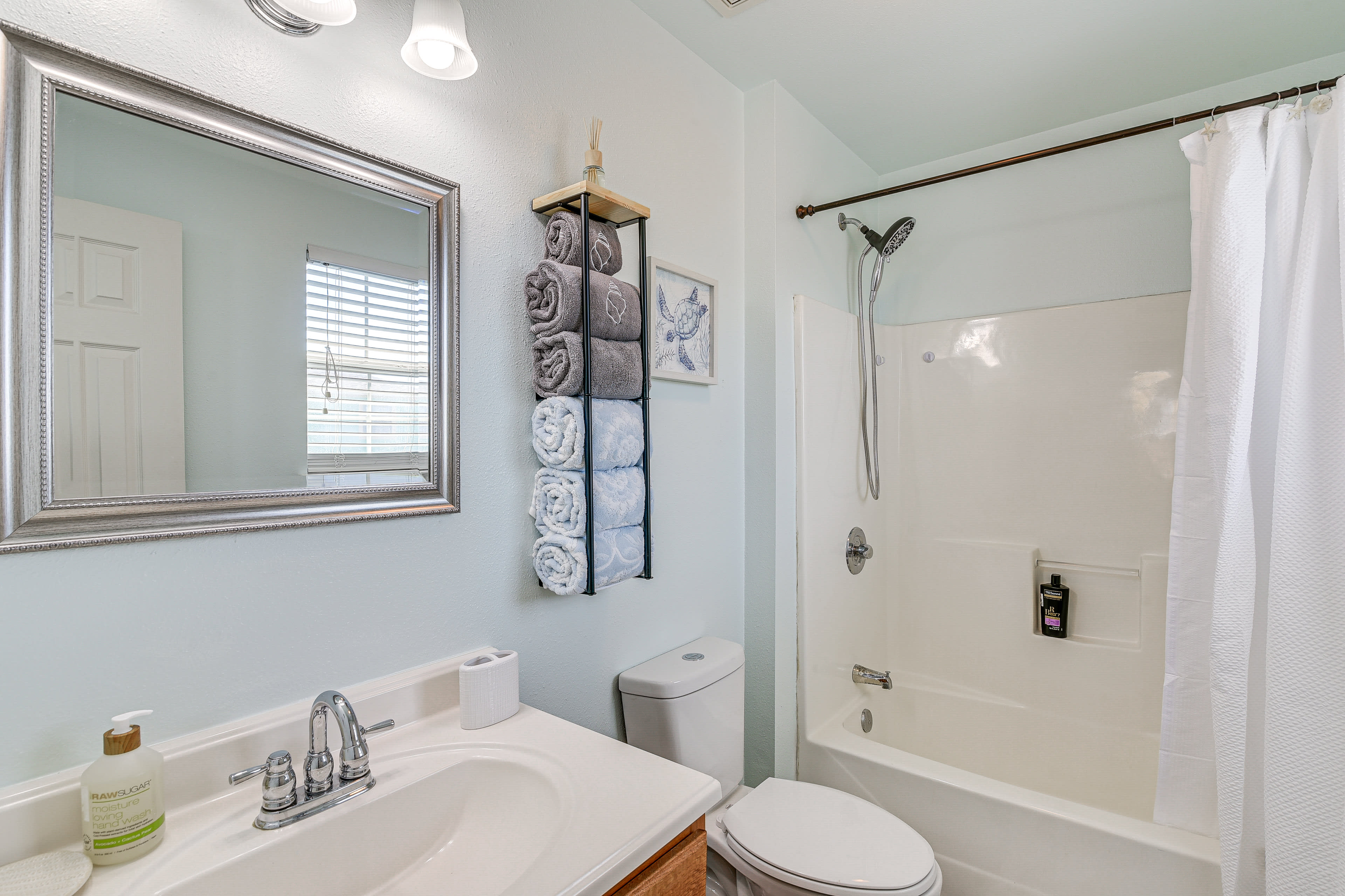 Full Bathroom | Shower/Tub Combo | Towels Provided | Complimentary Toiletries