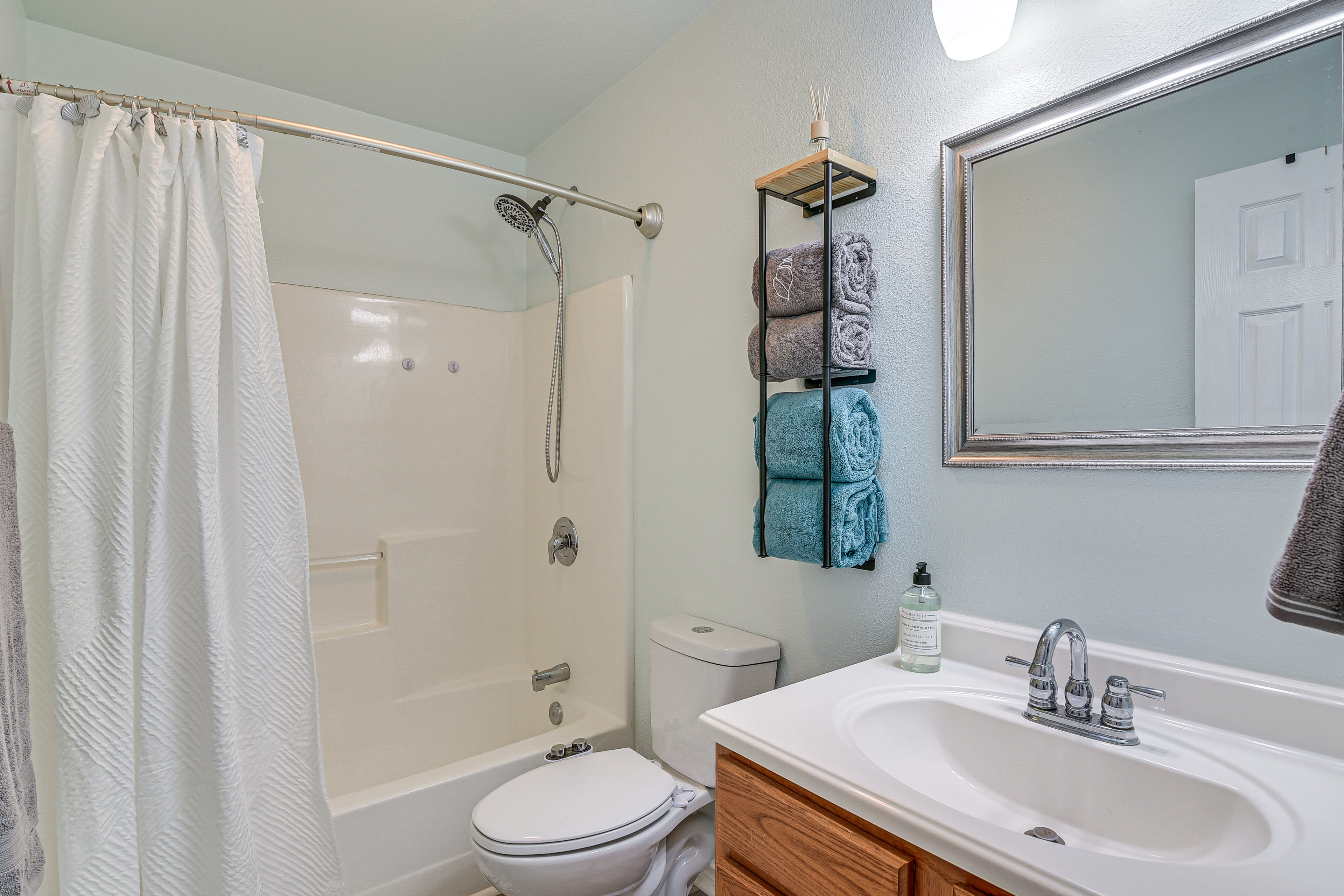 Full Bathroom | Shower/Tub Combo | Hair Dryer