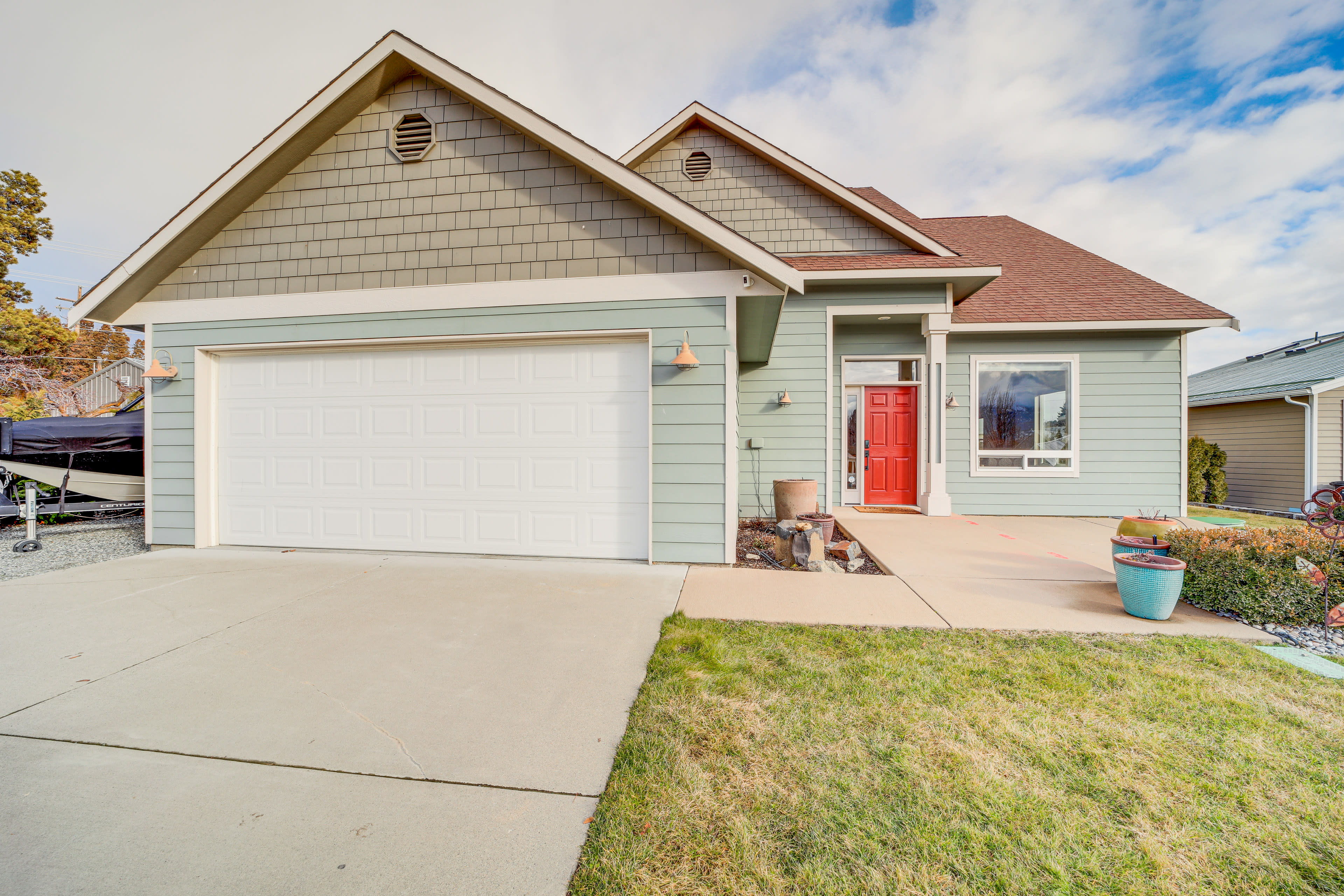 Home Exterior | Keyless Entry | Central Air Conditioning