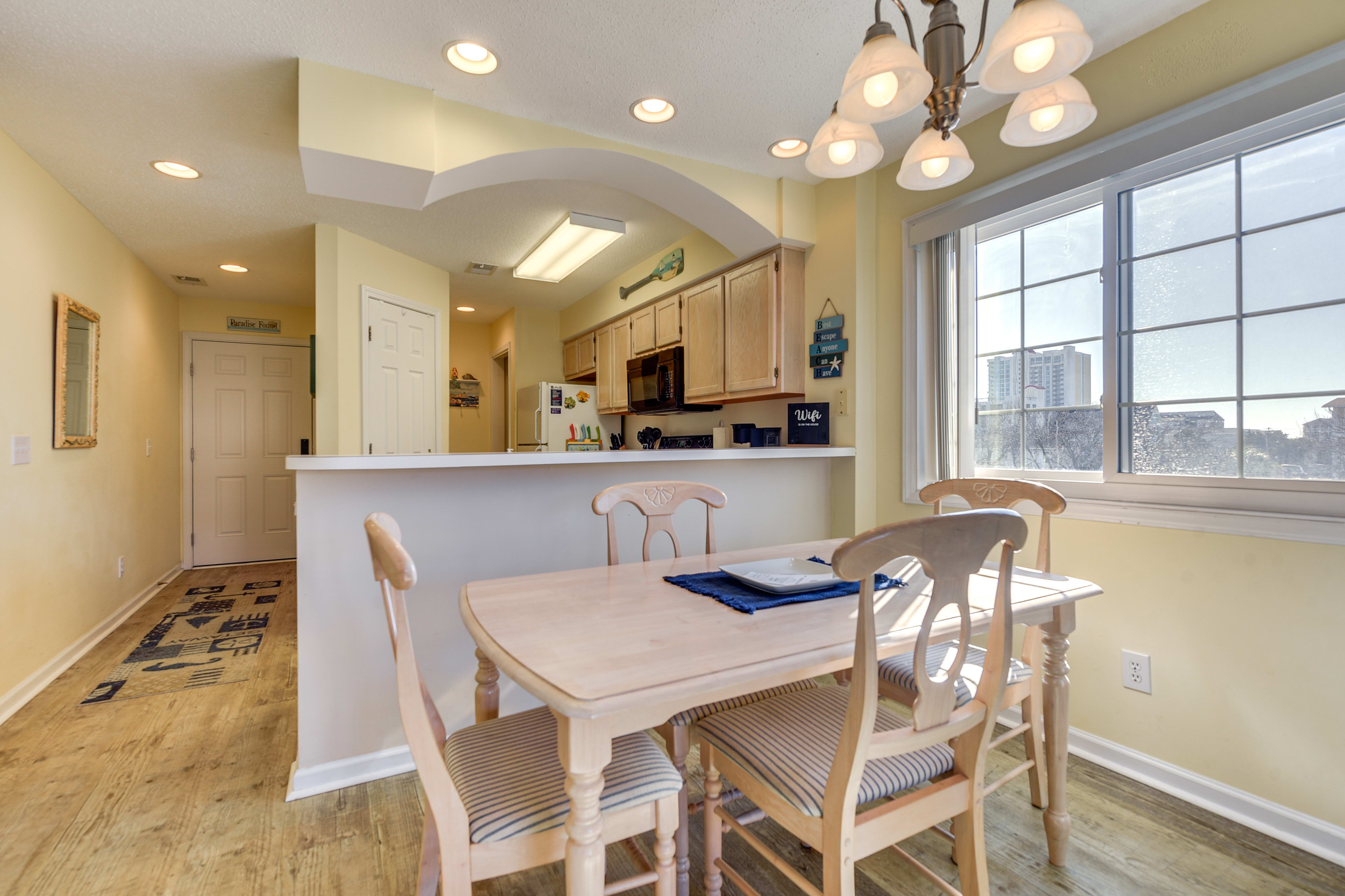 Dining Area | Dishware/Flatware Provided