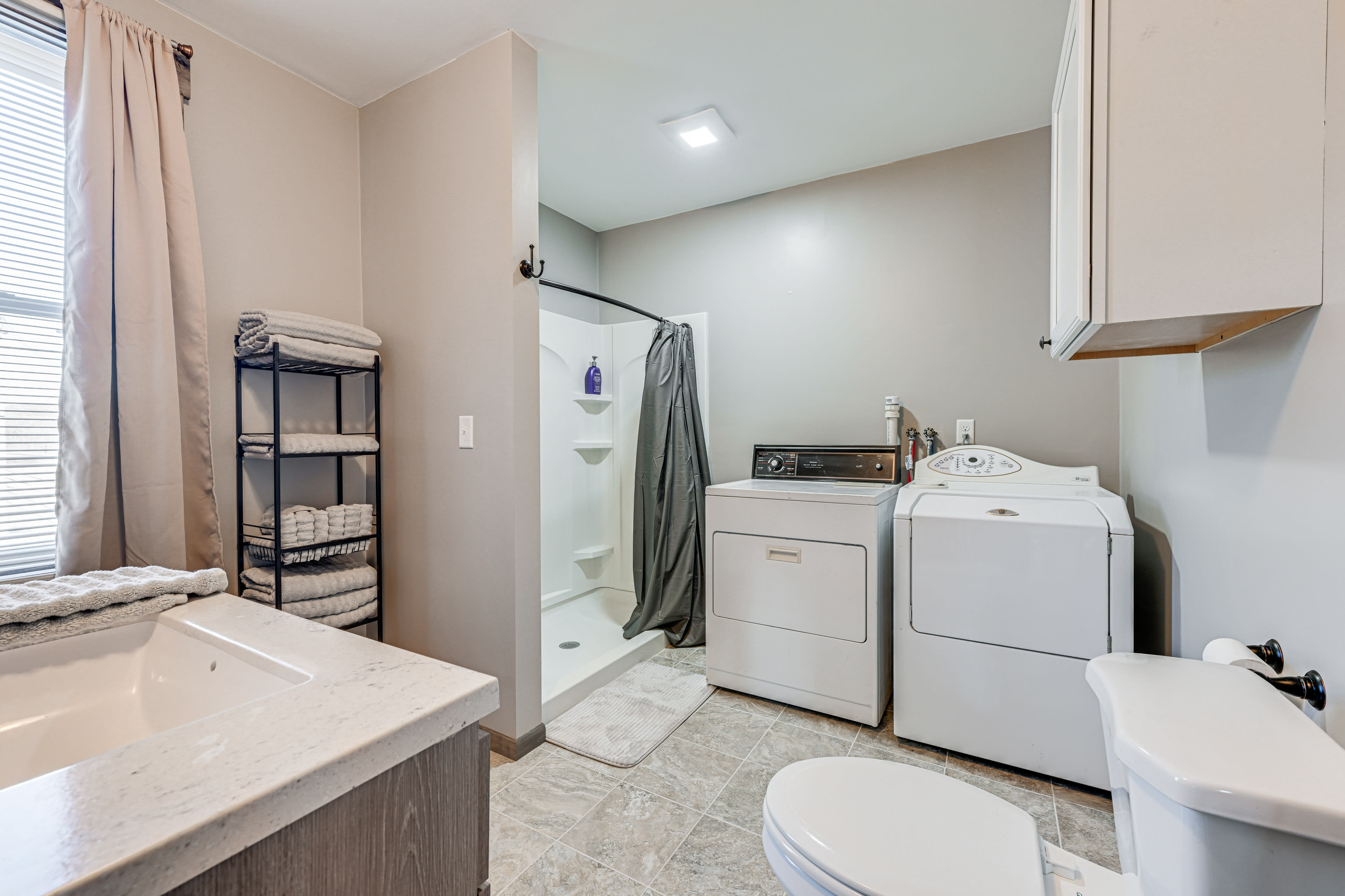 Full Bathroom | Towels Provided | Complimentary Toiletries | Washer & Dryer