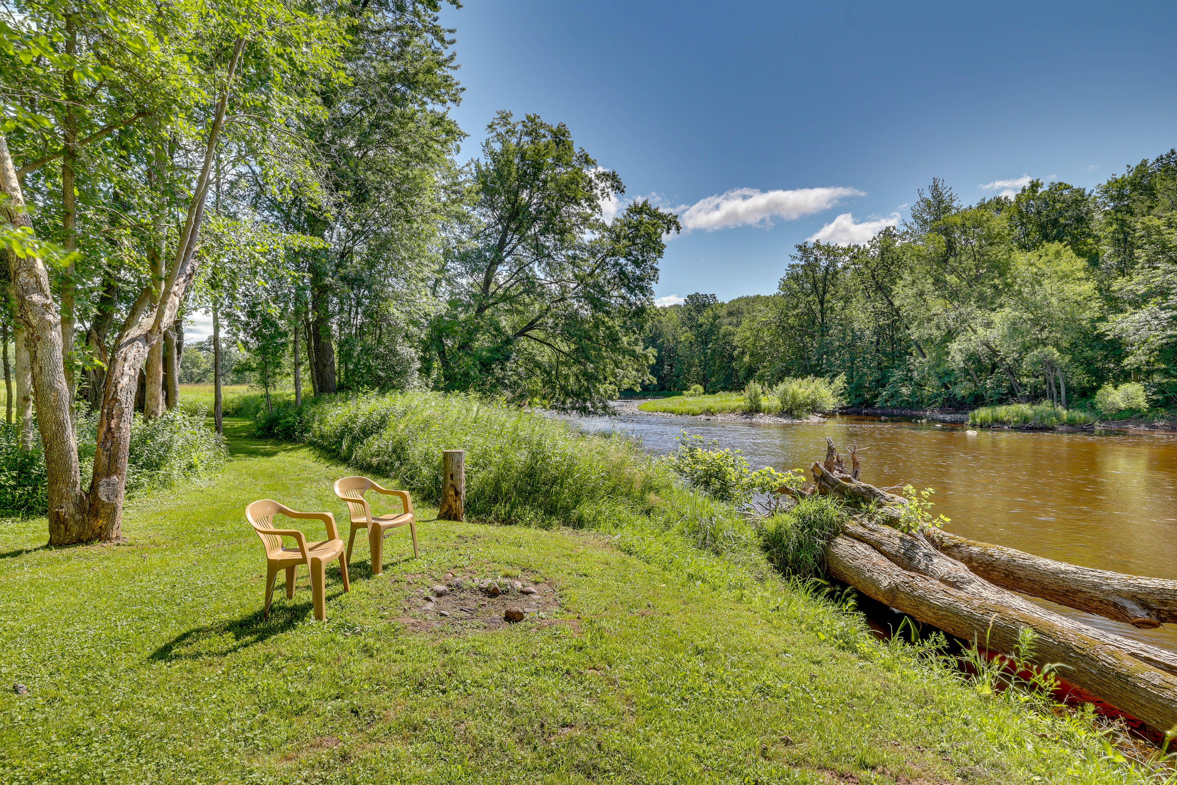 Exterior | Riverfront Seating