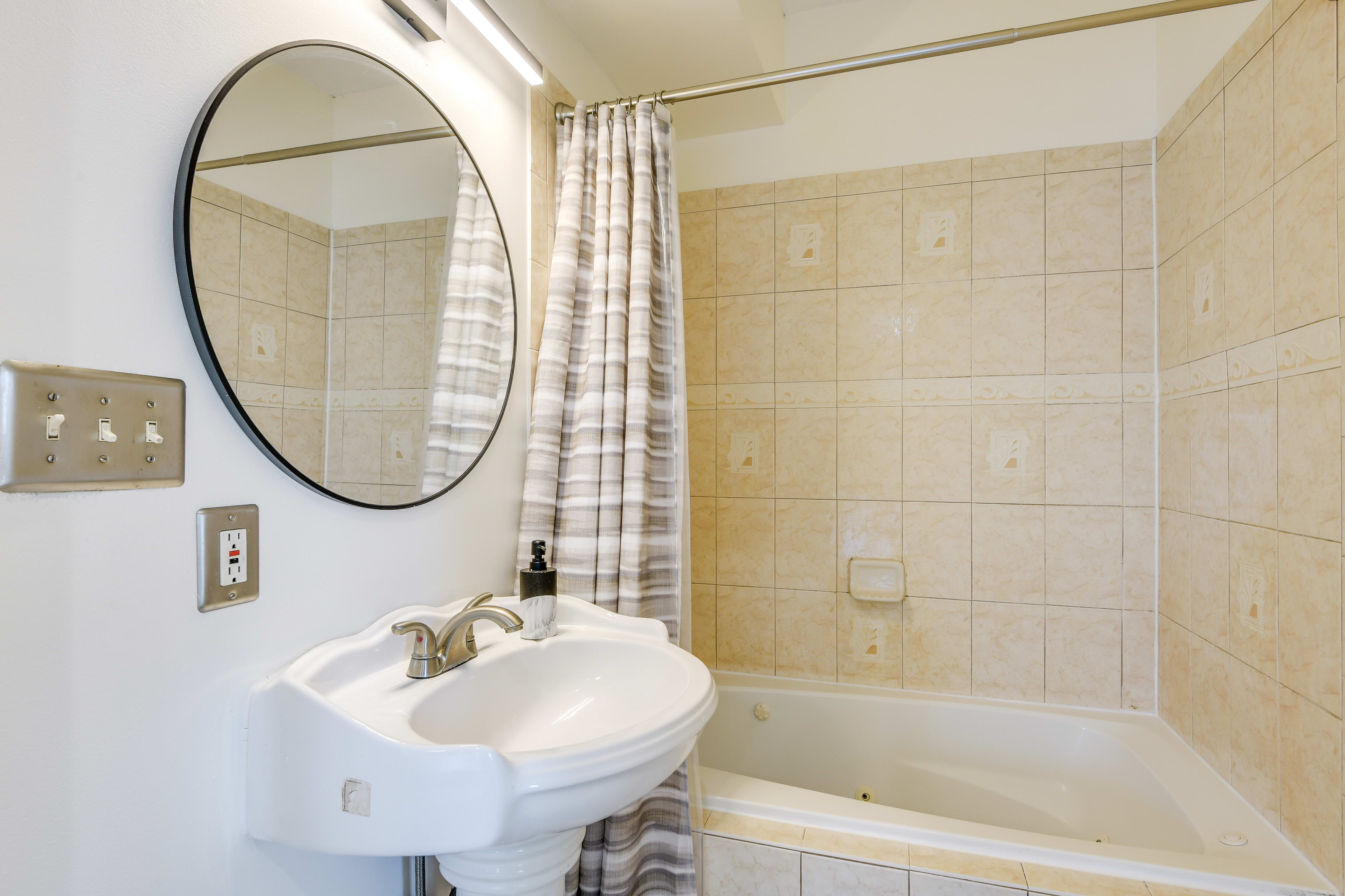 Full Bathroom | 2nd Floor | Jetted Shower/Tub Combo | Towels Provided