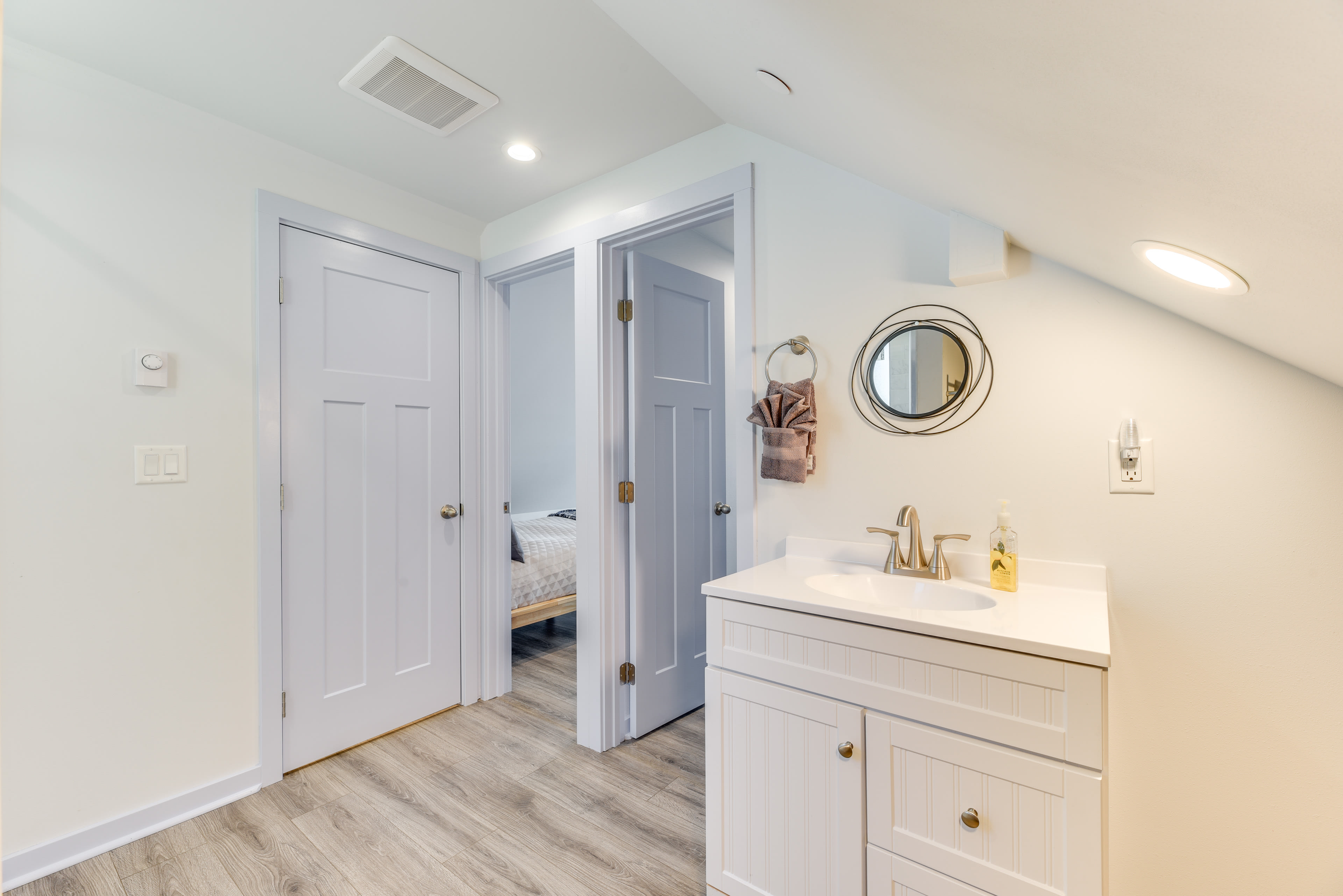 Jack & Jill Bathroom | 2nd Floor