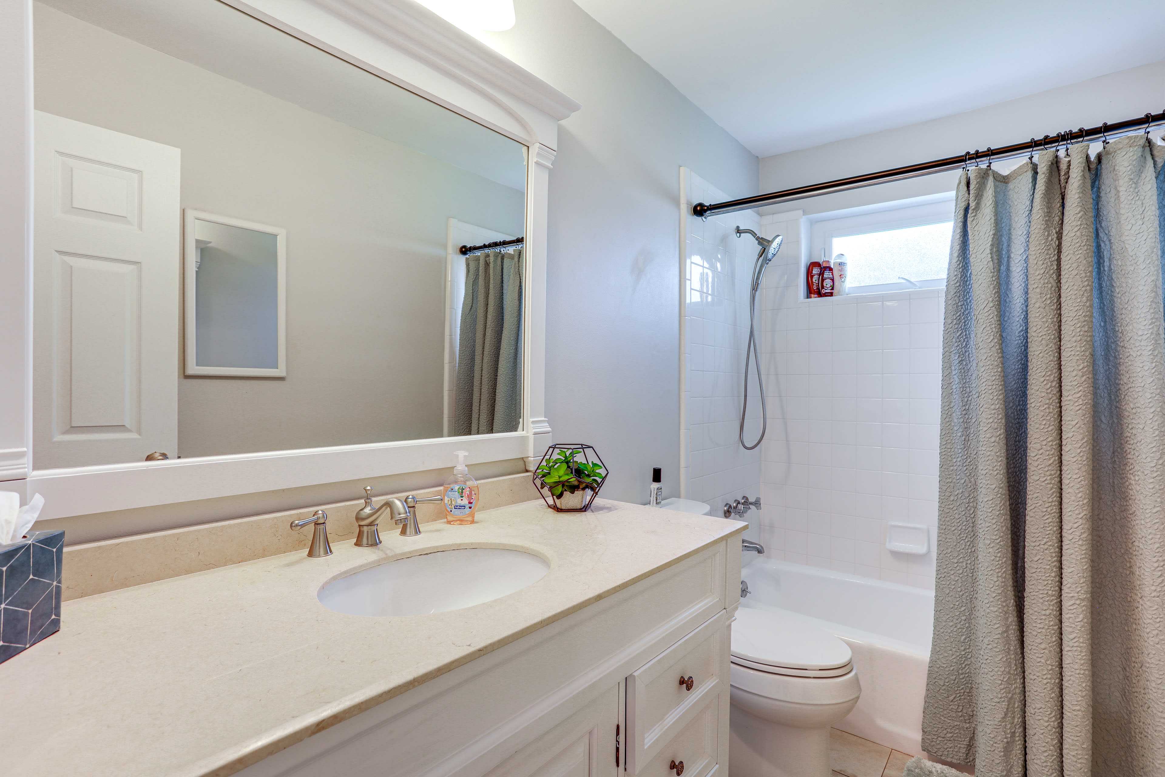 Full Bathroom | Shower/Tub Combo | Towels Provided