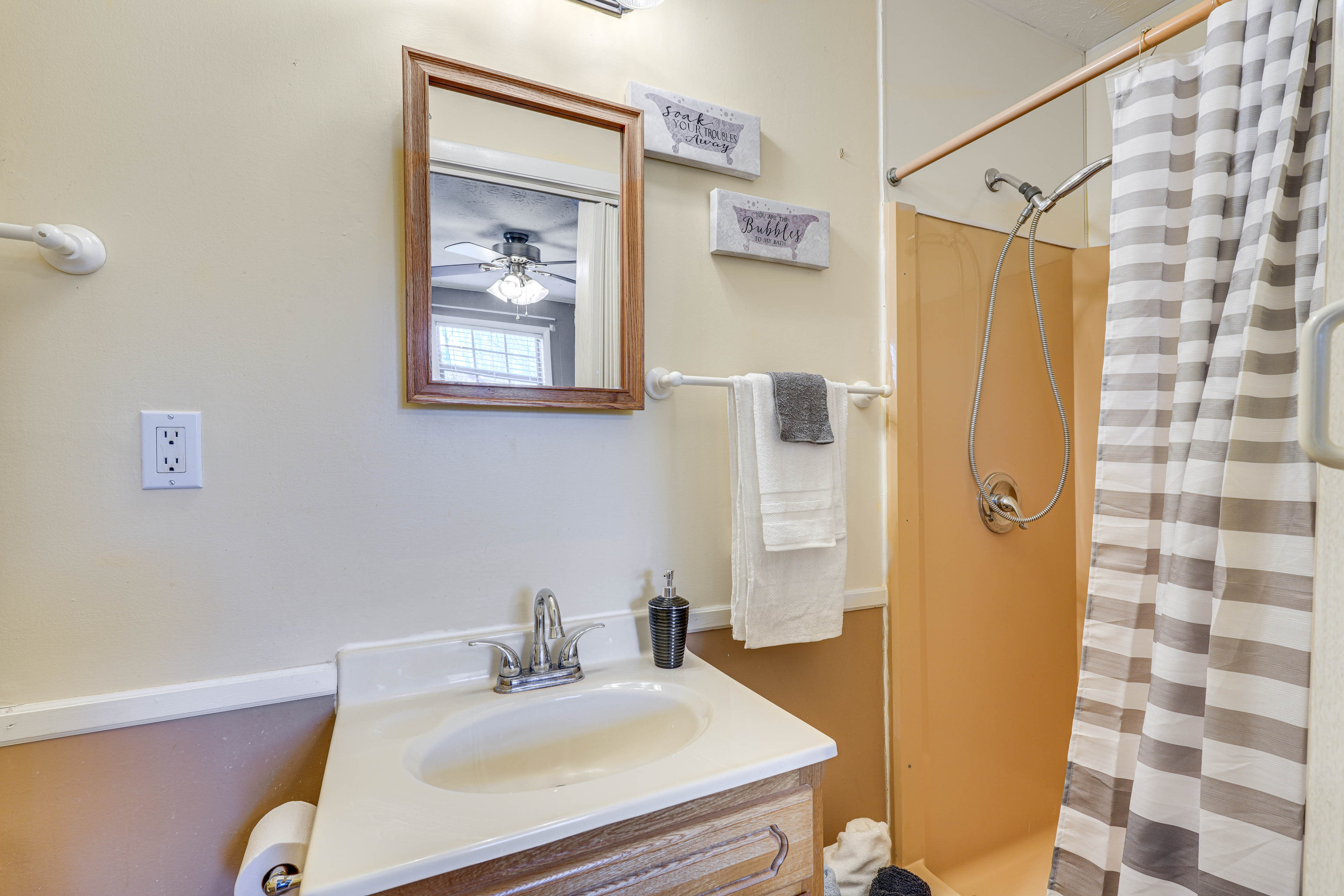 En-Suite Bathroom | Towels Provided | Complimentary Toiletries