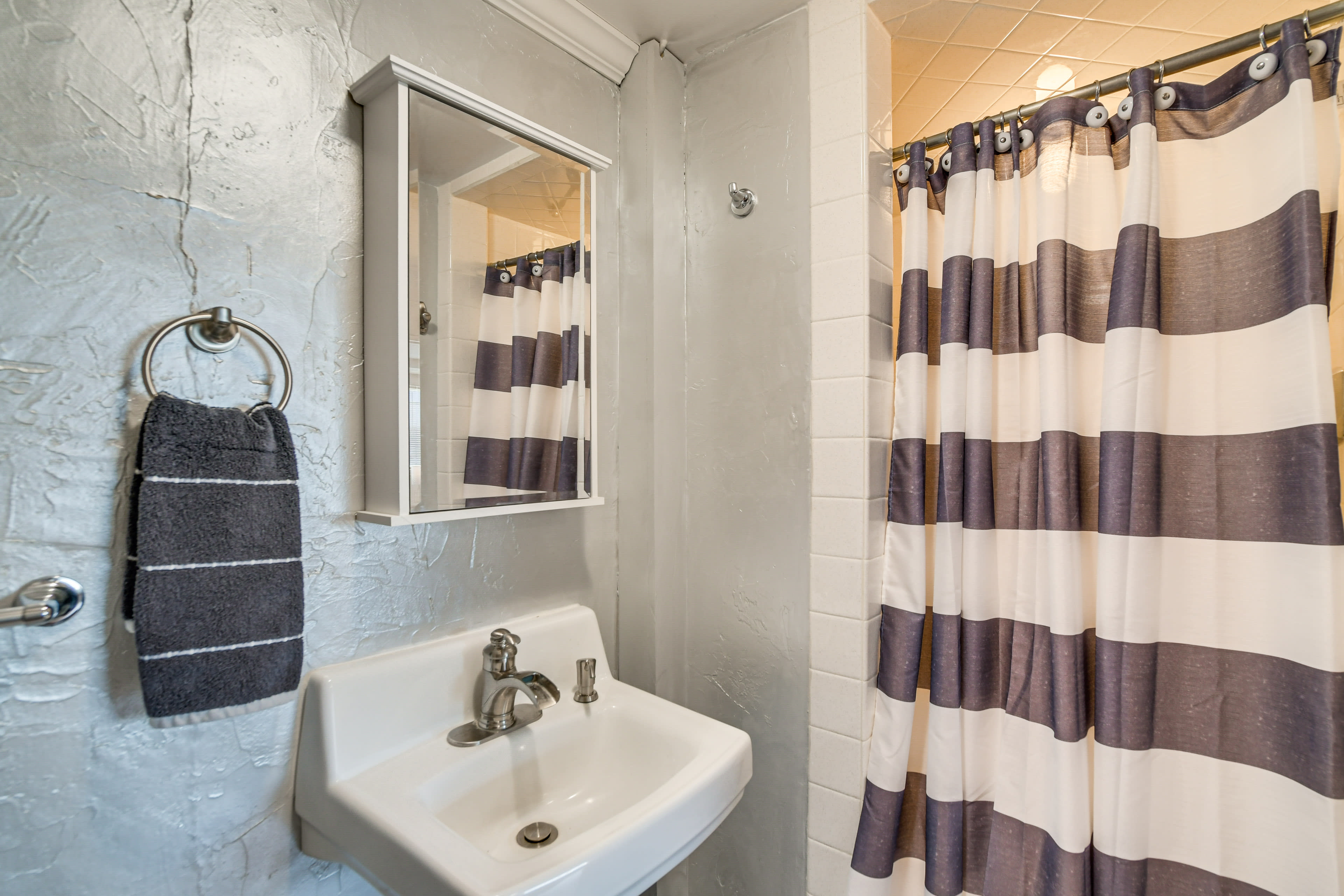 Full Bathroom | Towels Provided | Complimentary Toiletries | 1st Floor