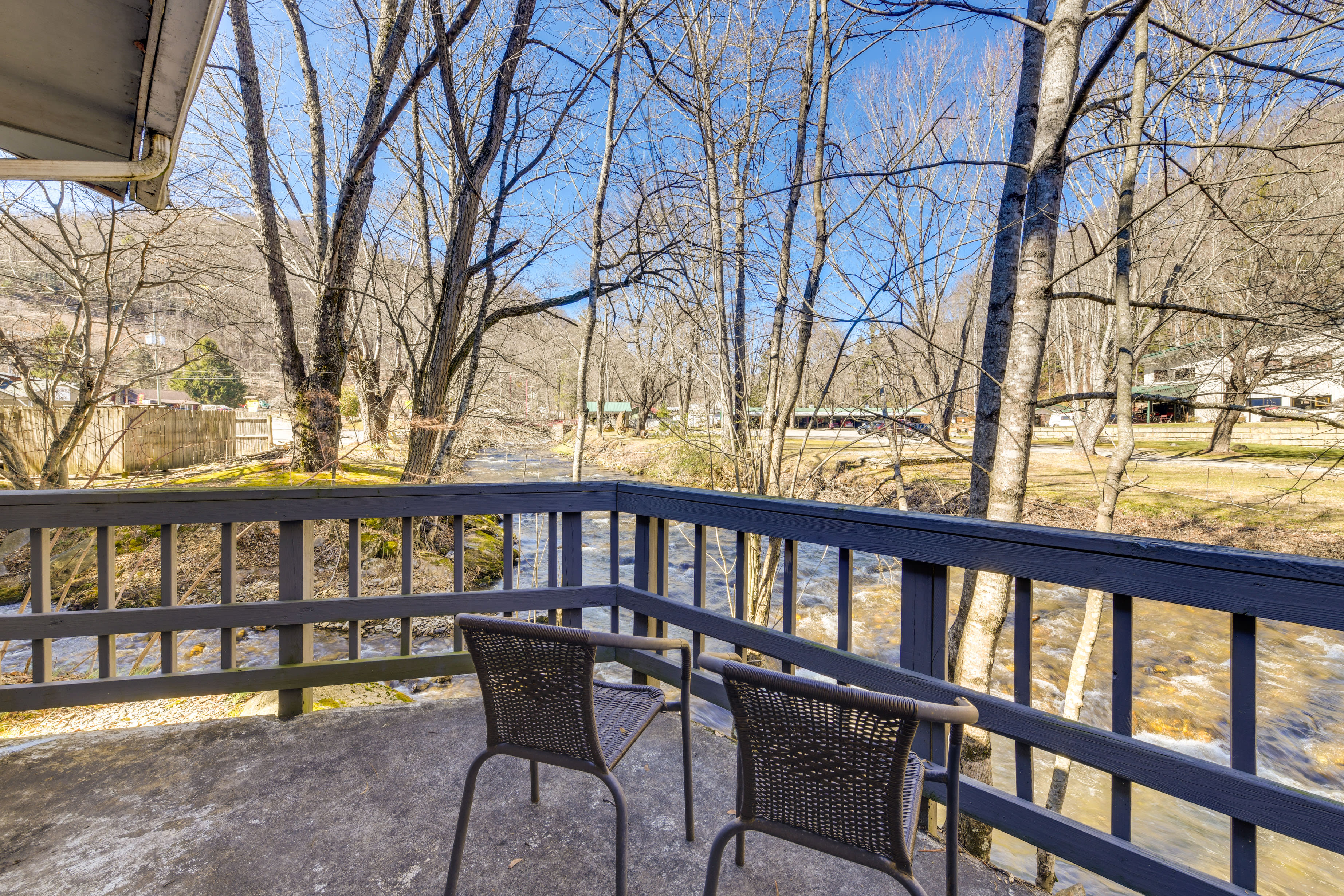 Maggie Valley Vacation Rental | Studio | 1BA | 483 Sq Ft | 3 Steps to Enter