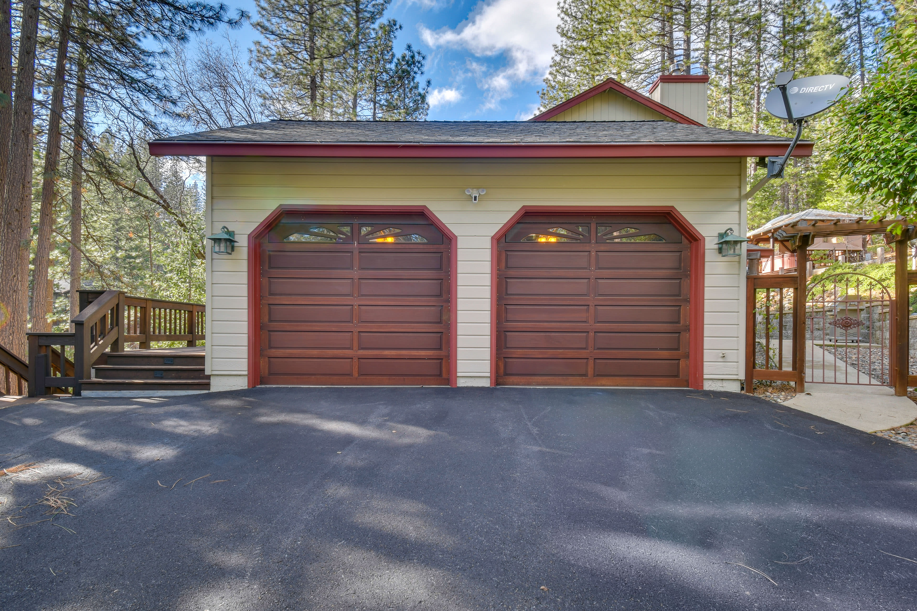 Property Exterior | Garage Parking (1 Vehicle)