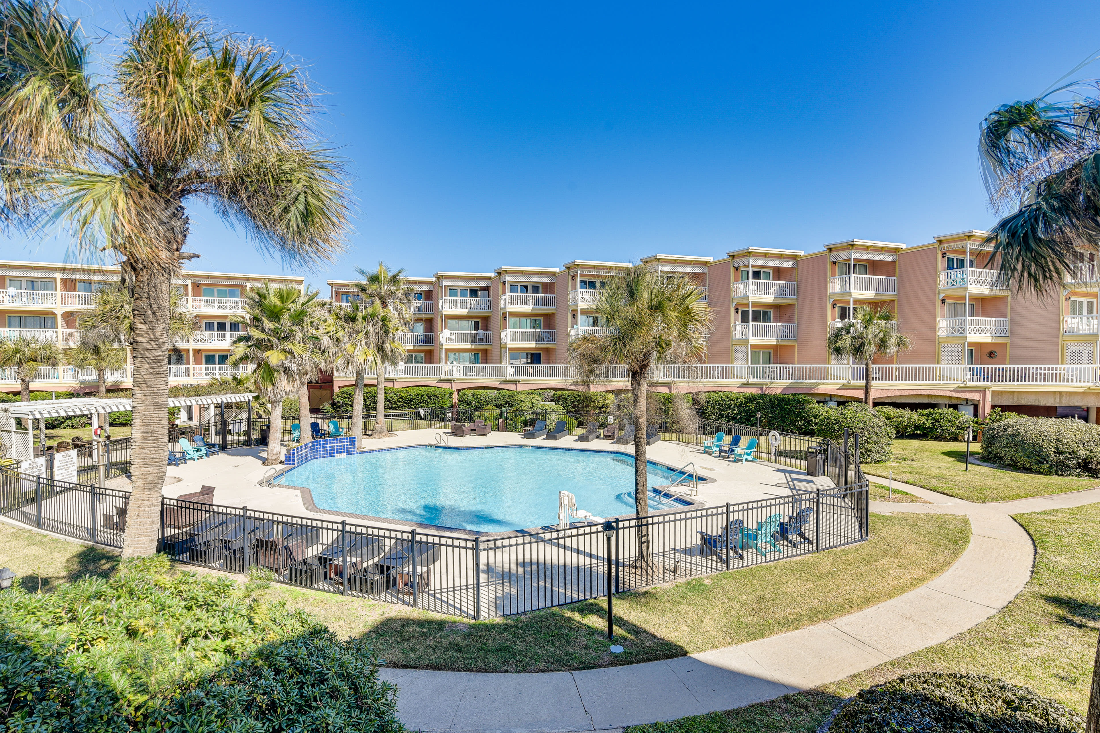 Community Amenities | Outdoor Pool | Fitness Center | Laundry Room