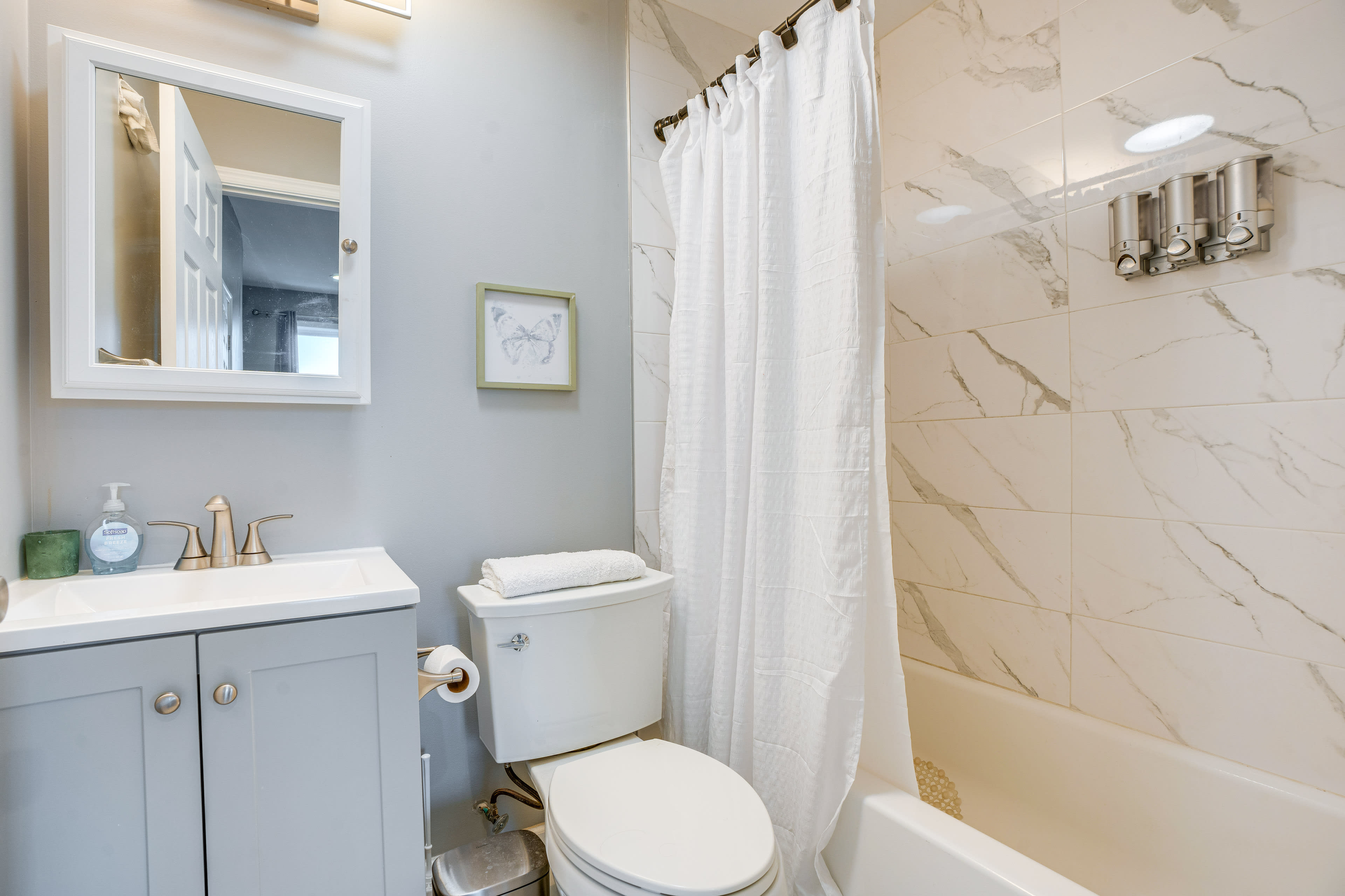 Full Bathroom | Complimentary Toiletries | 3rd Floor