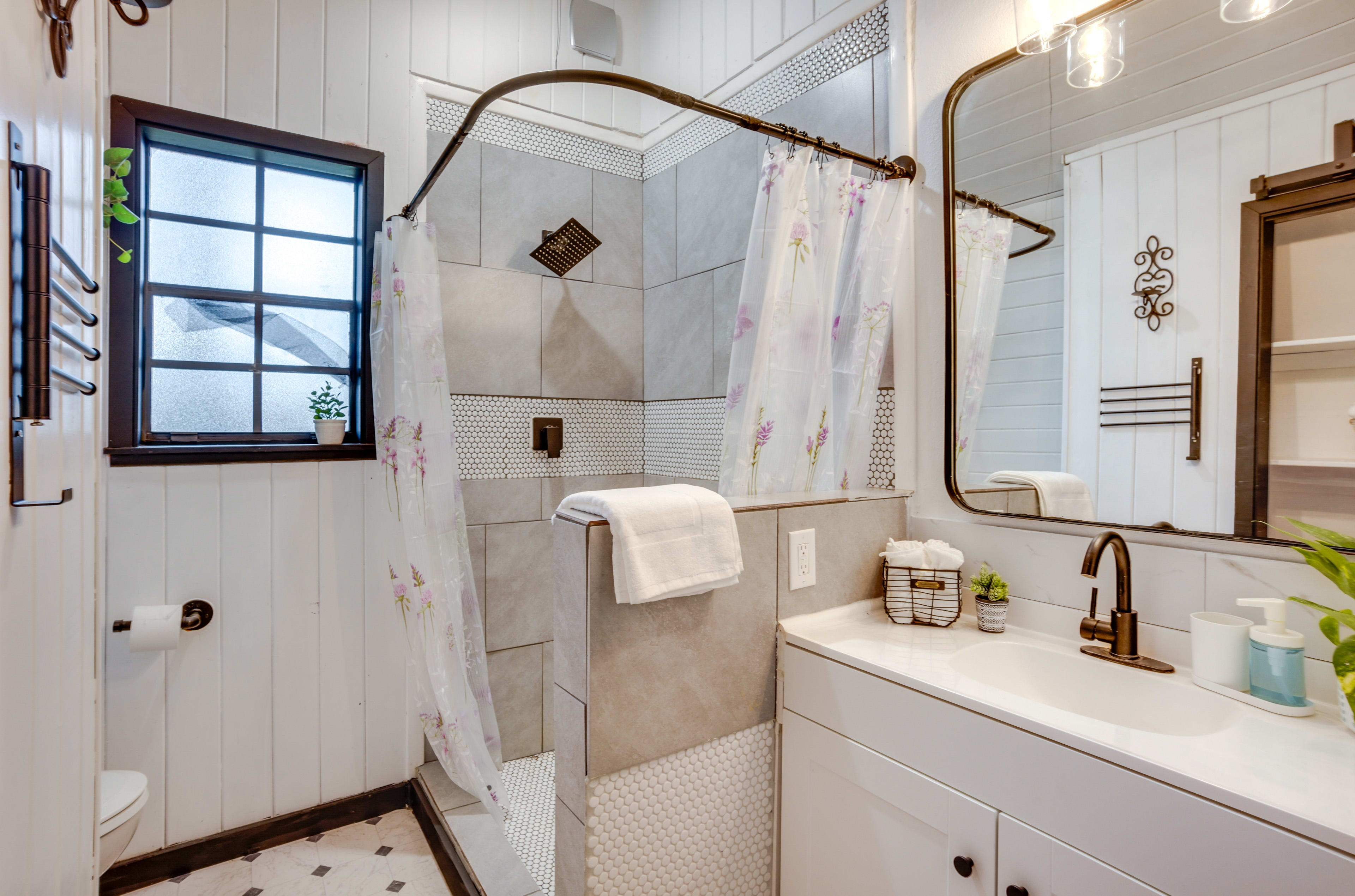 En-Suite Bathroom | Towels Provided | Complimentary Toiletries | Upper Level