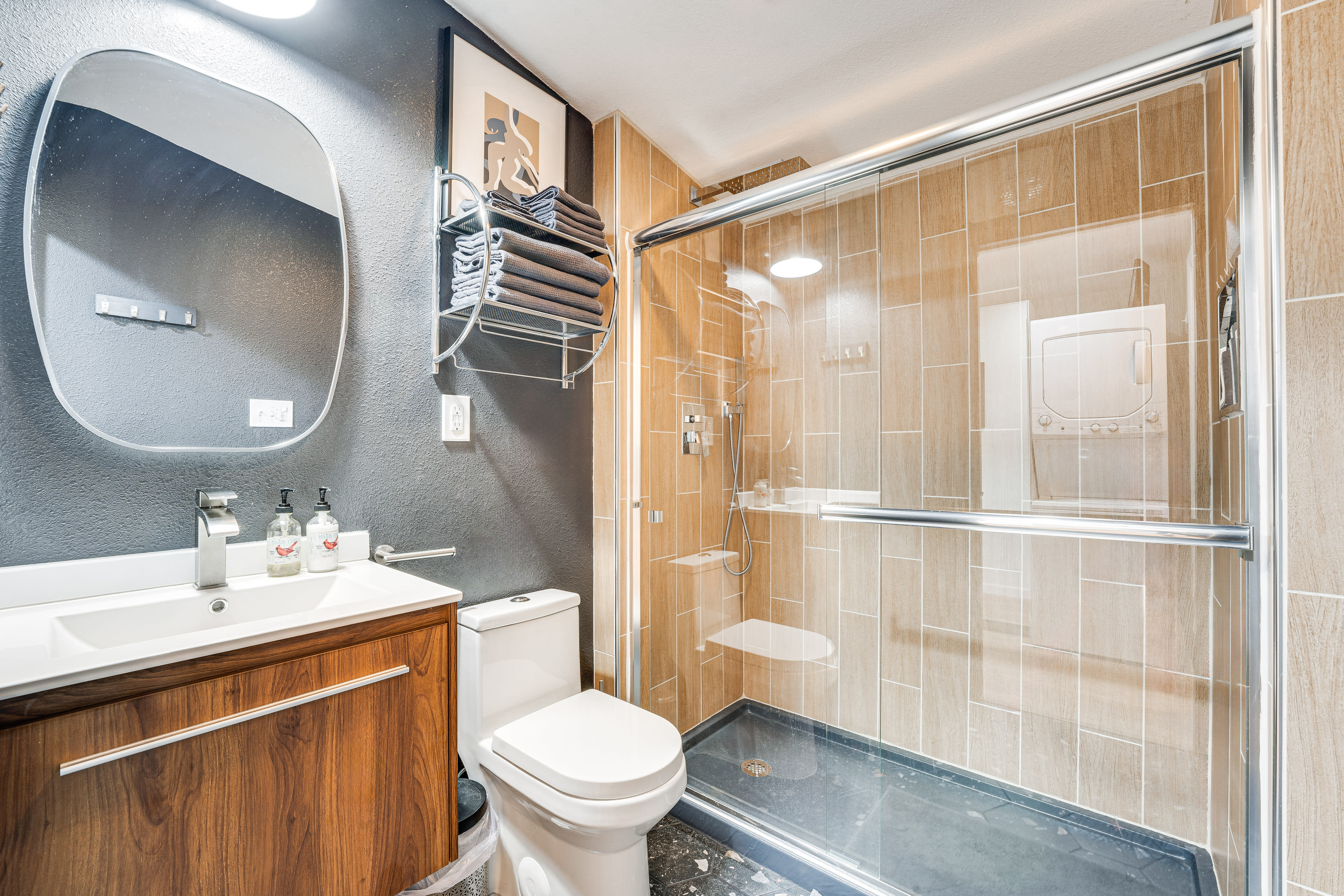 Full Bathroom | Towels Provided | Complimentary Toiletries