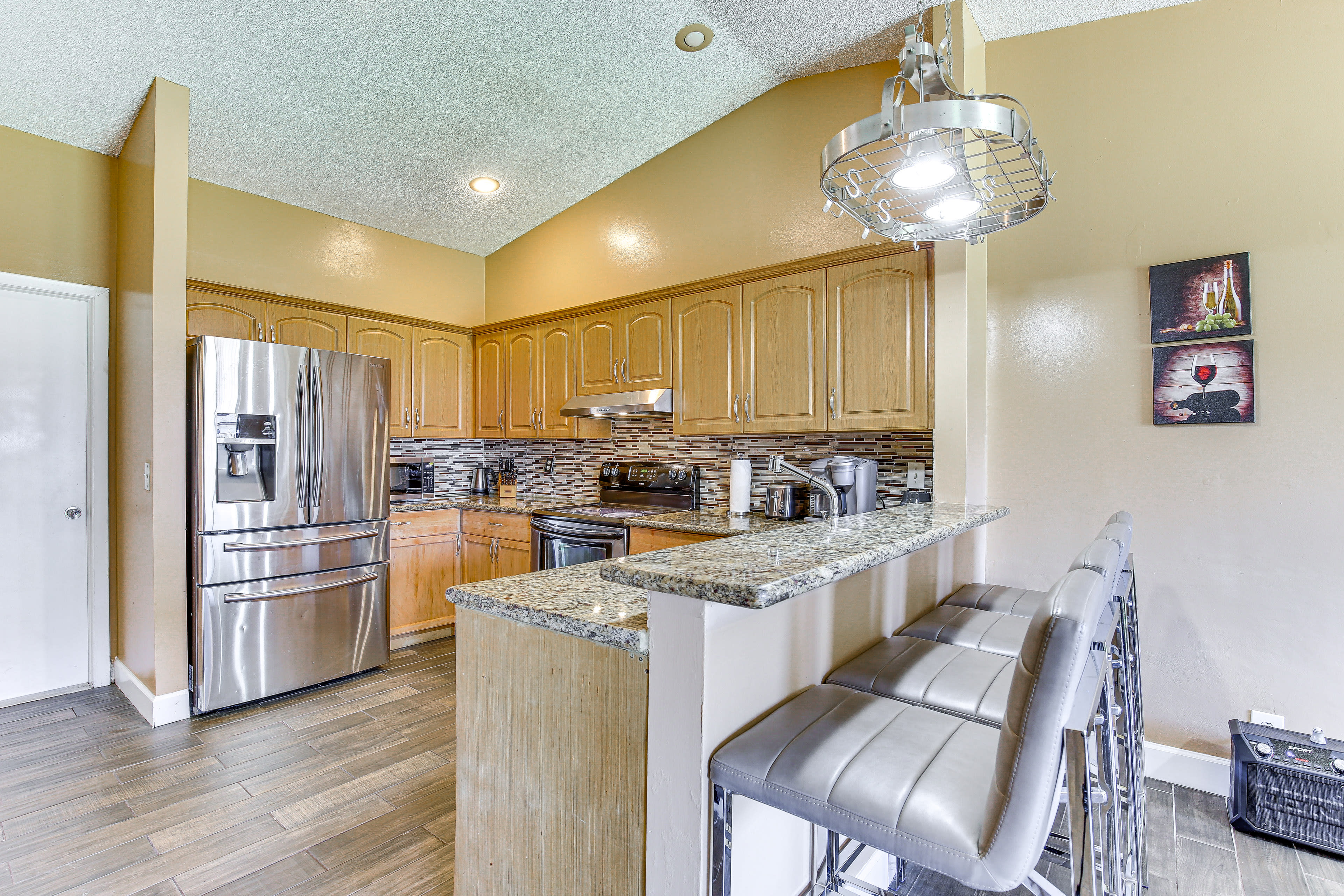 Kitchen | Stainless Steel Appliances w/ Dishwasher | Breakfast Bar | Free WiFi