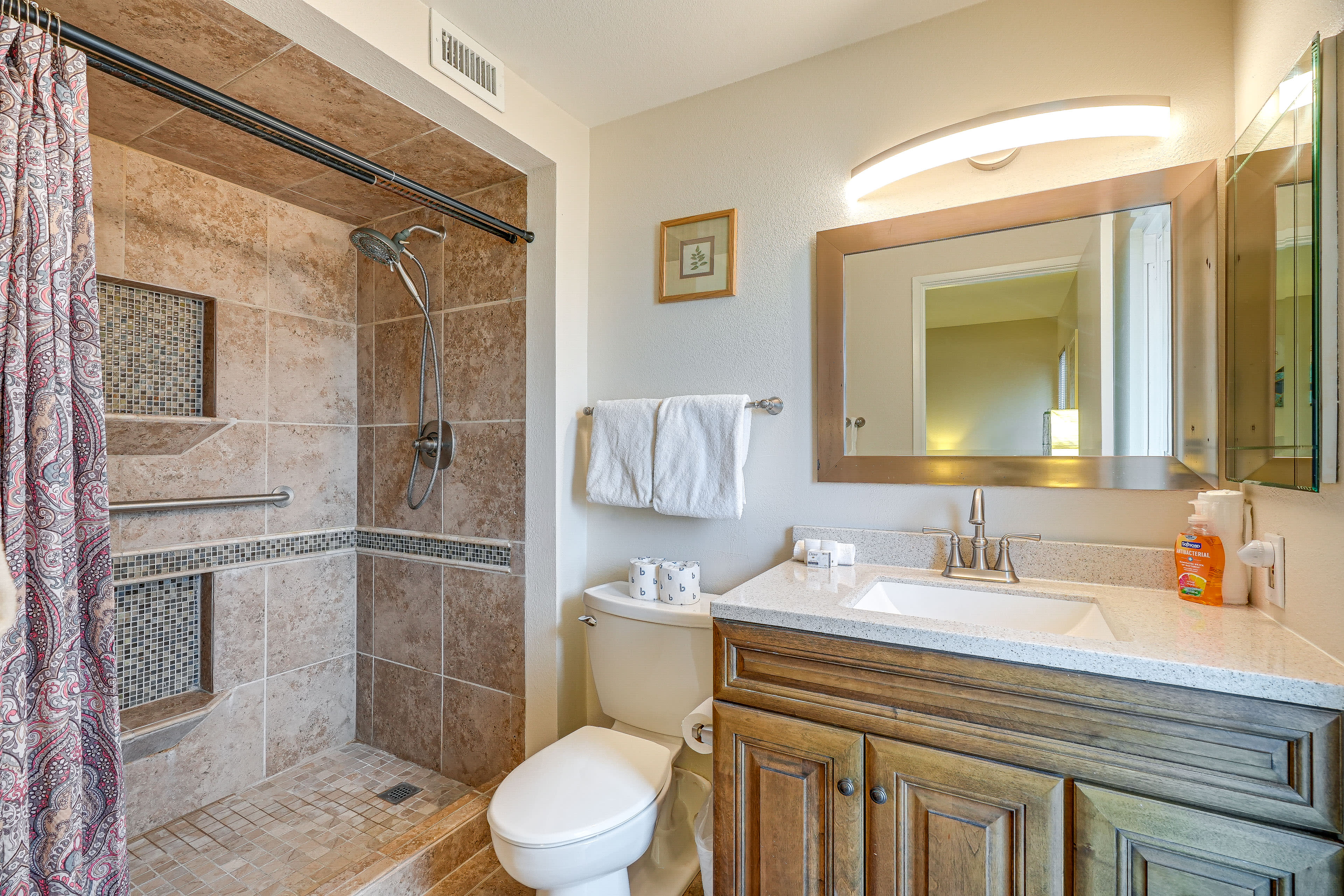 Full Bathroom | Towels Provided | Complimentary Toiletries