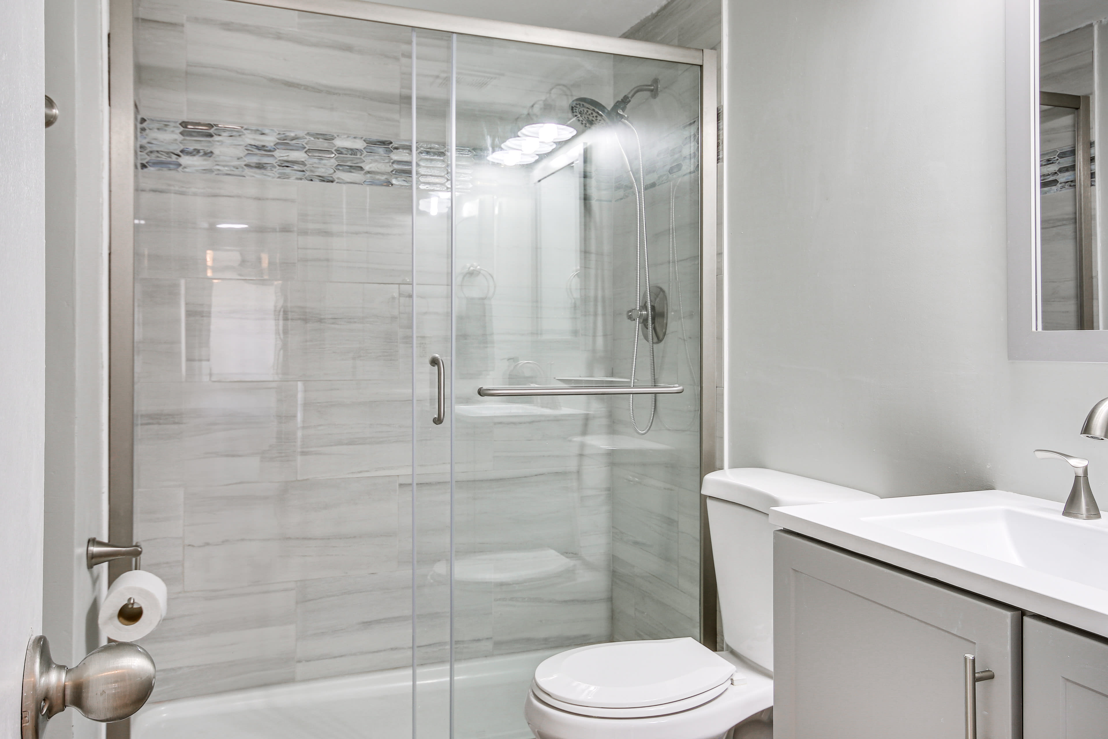 Full Bathroom | Towels Provided | Complimentary Toiletries