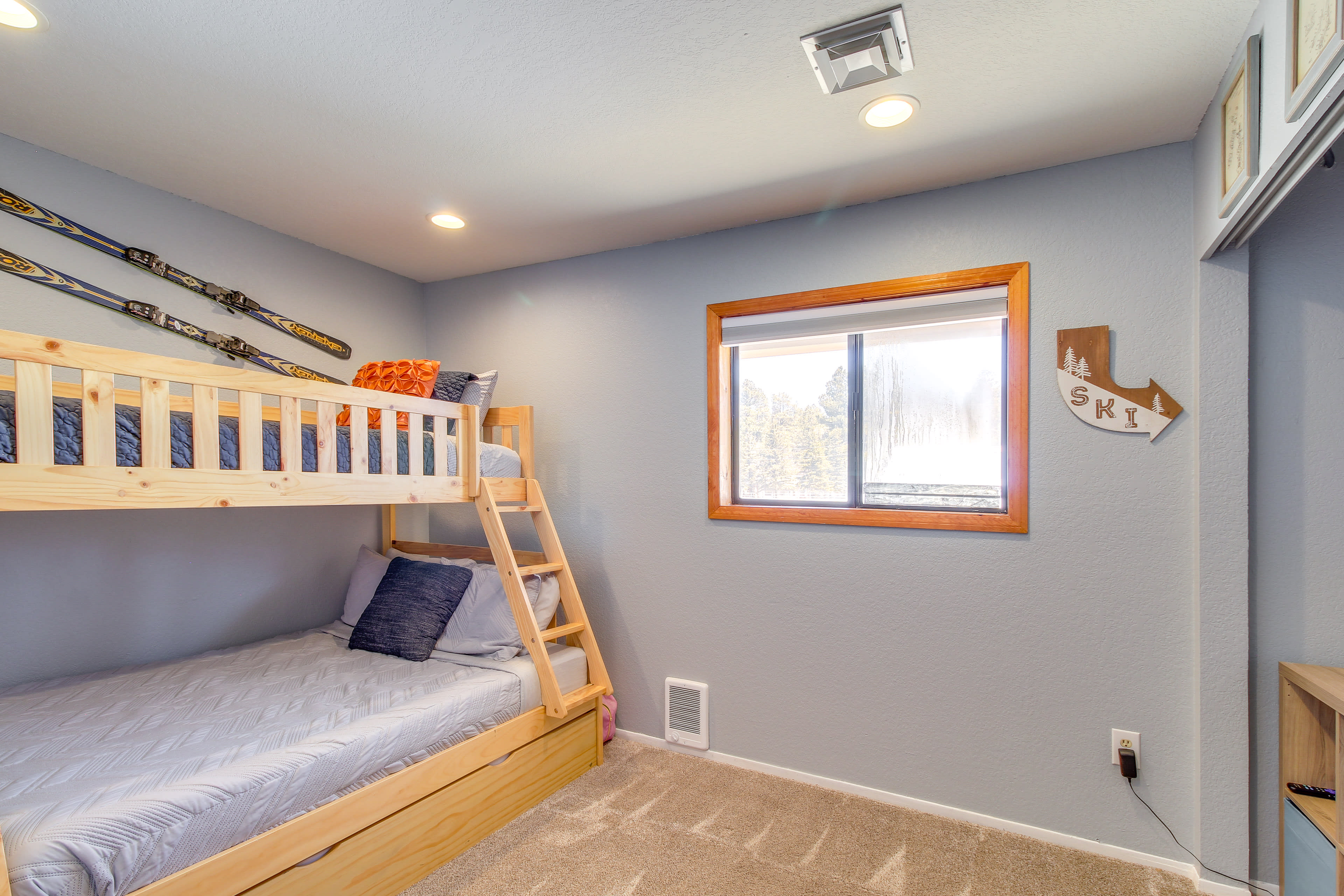 Bedroom 2 | Twin/Full Bunk Bed w/ Twin Trundle