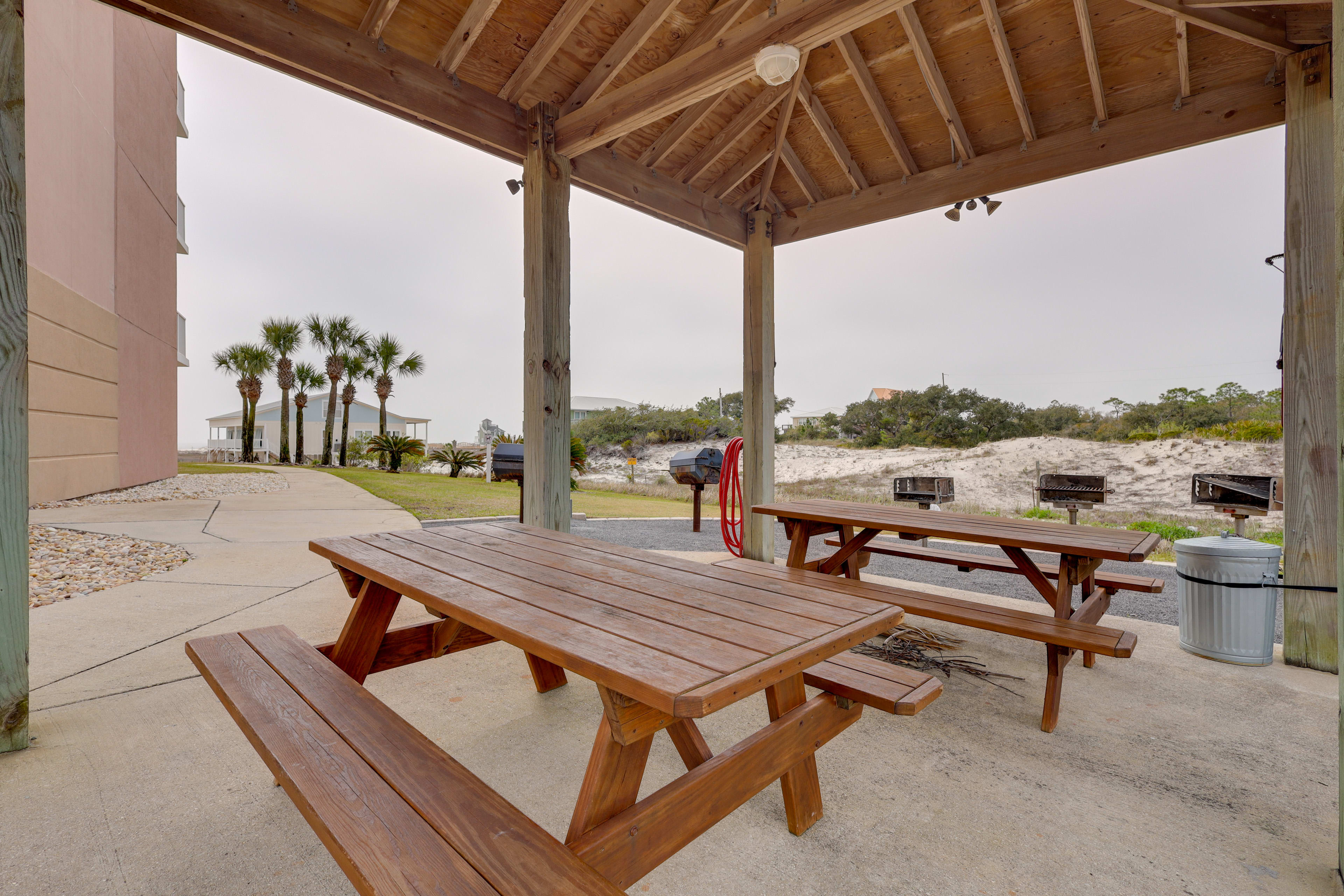 Community Amenities | Picnic Tables | Grills