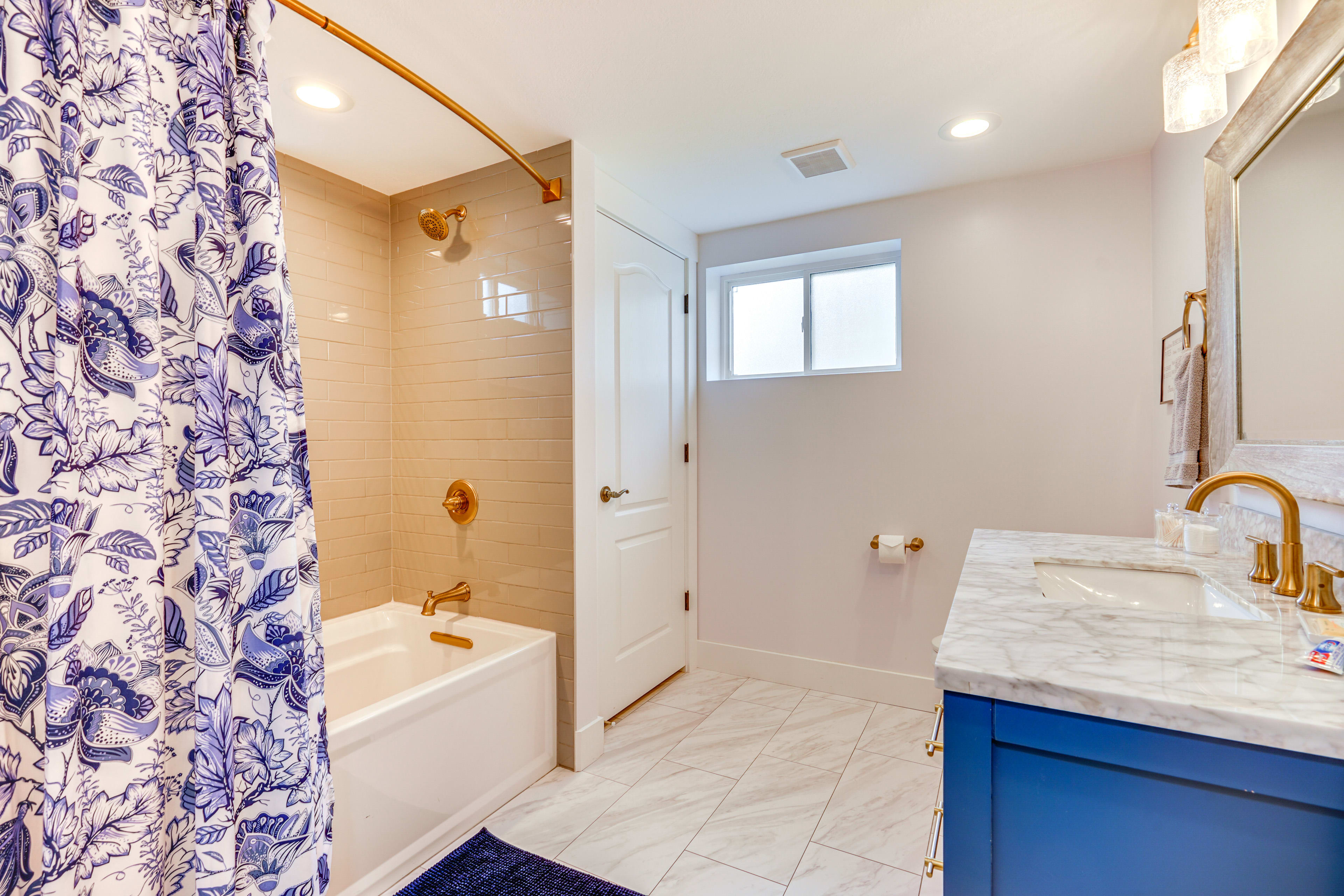 Full Bathroom | Complimentary Toiletries | Lower Level