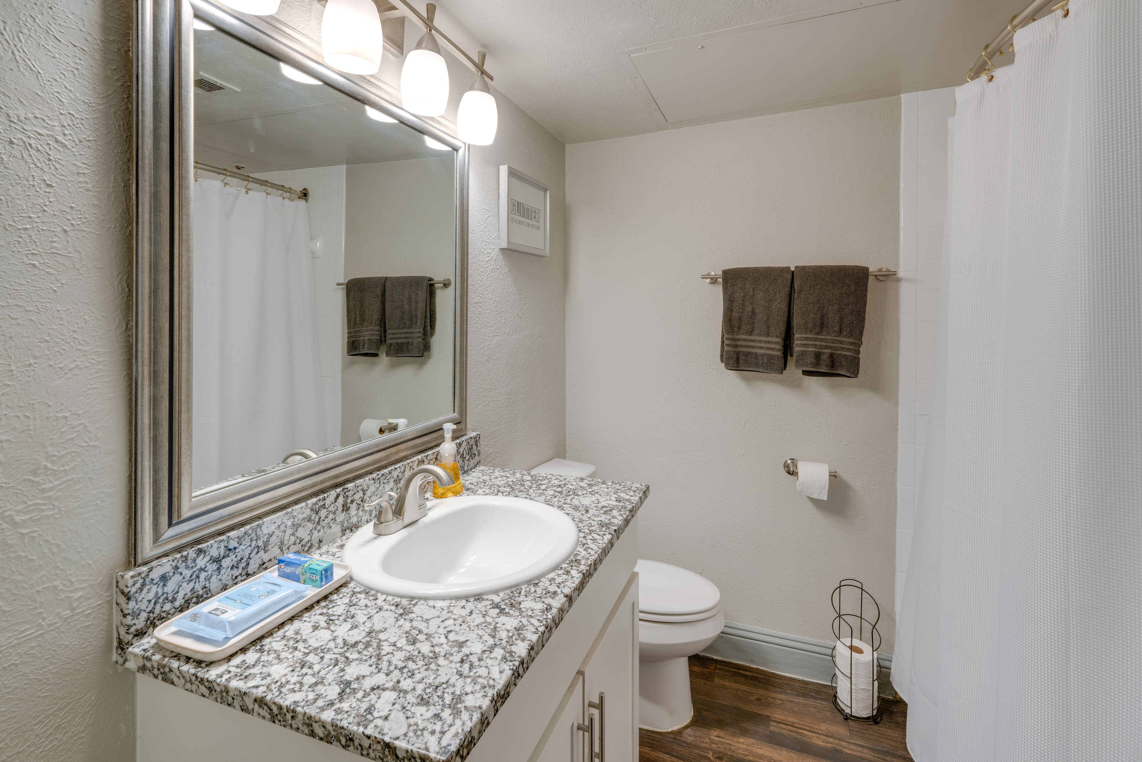 Full Bathroom | Complimentary Toiletries