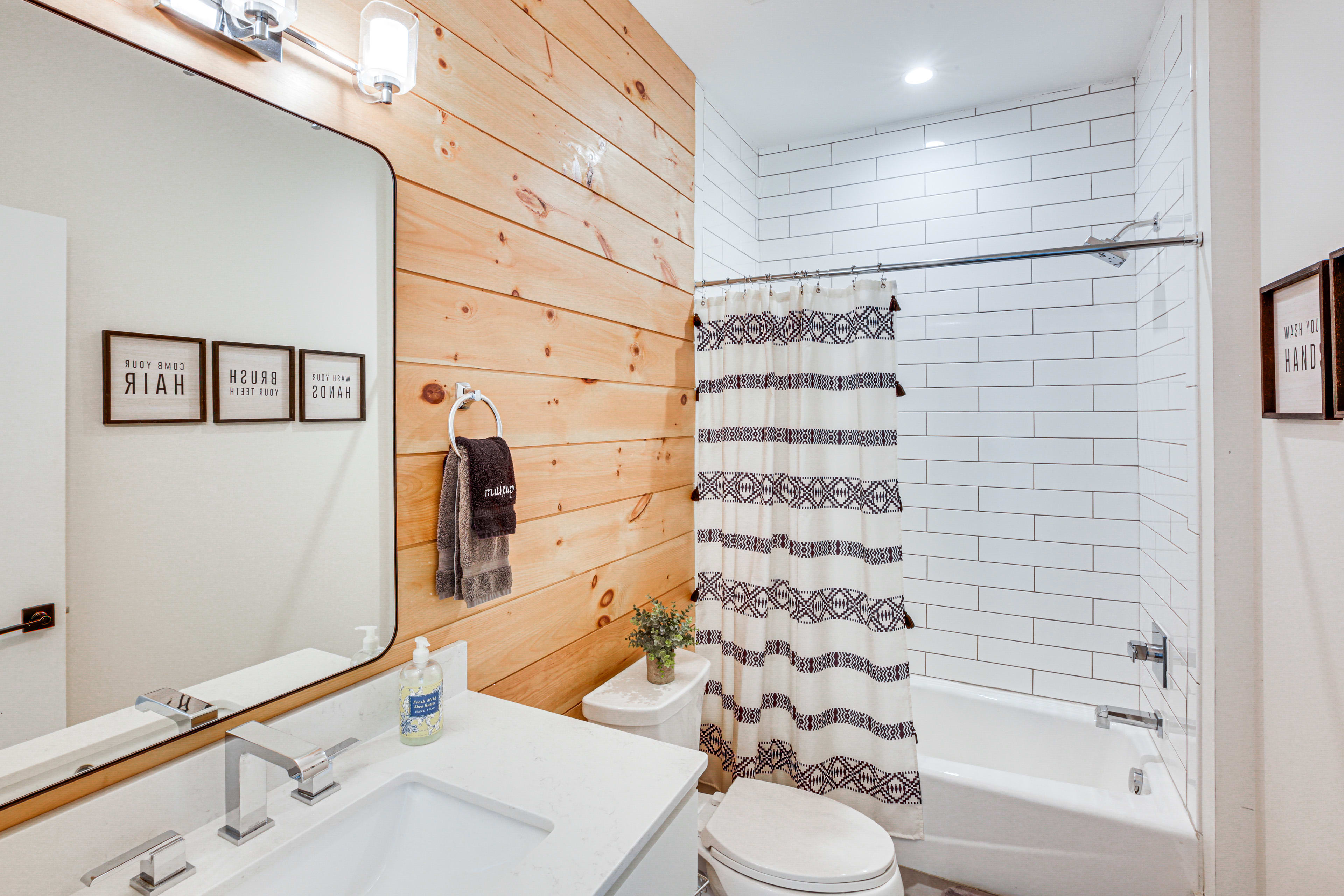 En-Suite Bathroom | Towels Provided | 1st Floor