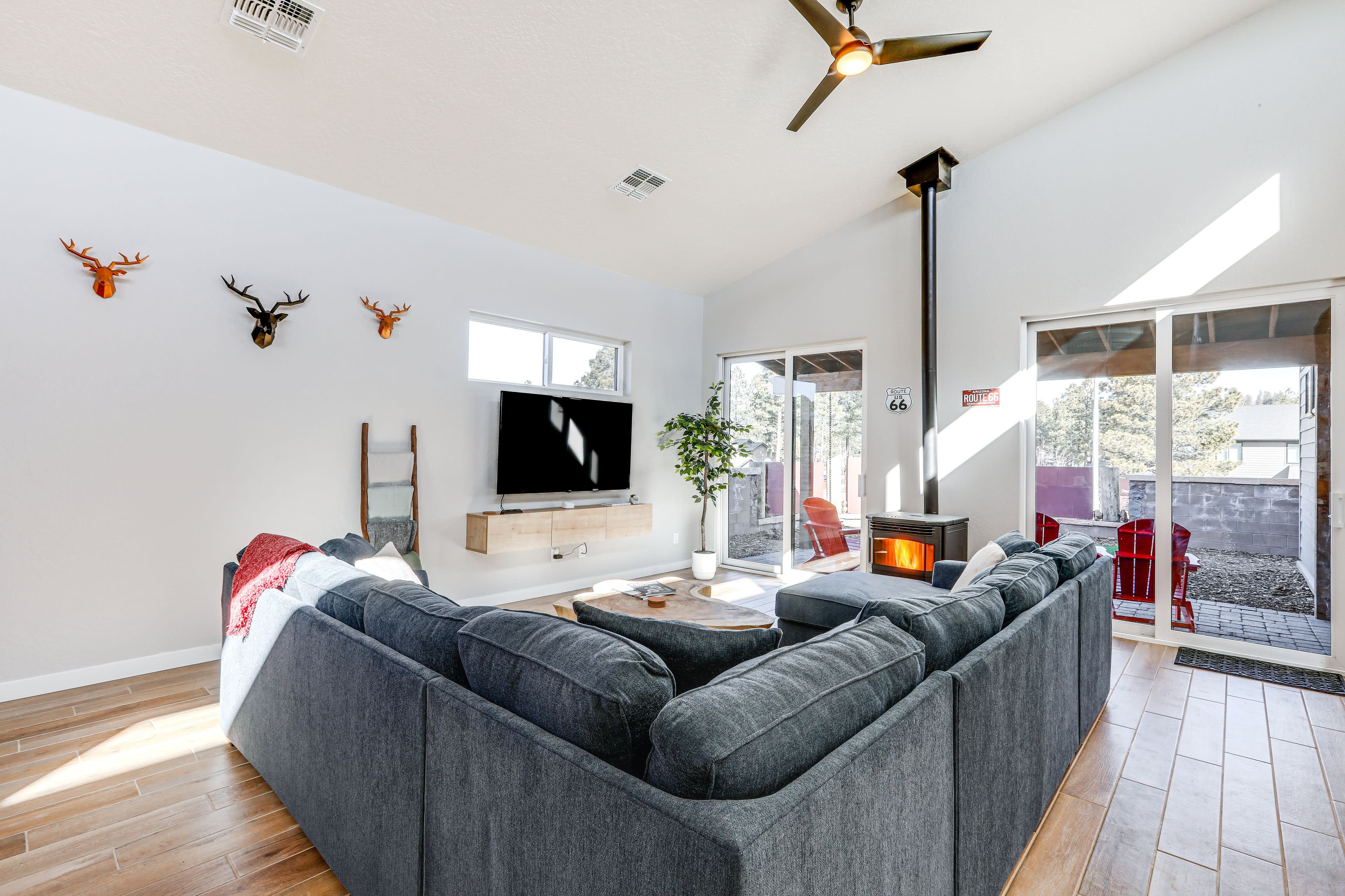 Living Room | Queen Sleeper Sofa | Free WiFi | Smart TV | Pellet Stove
