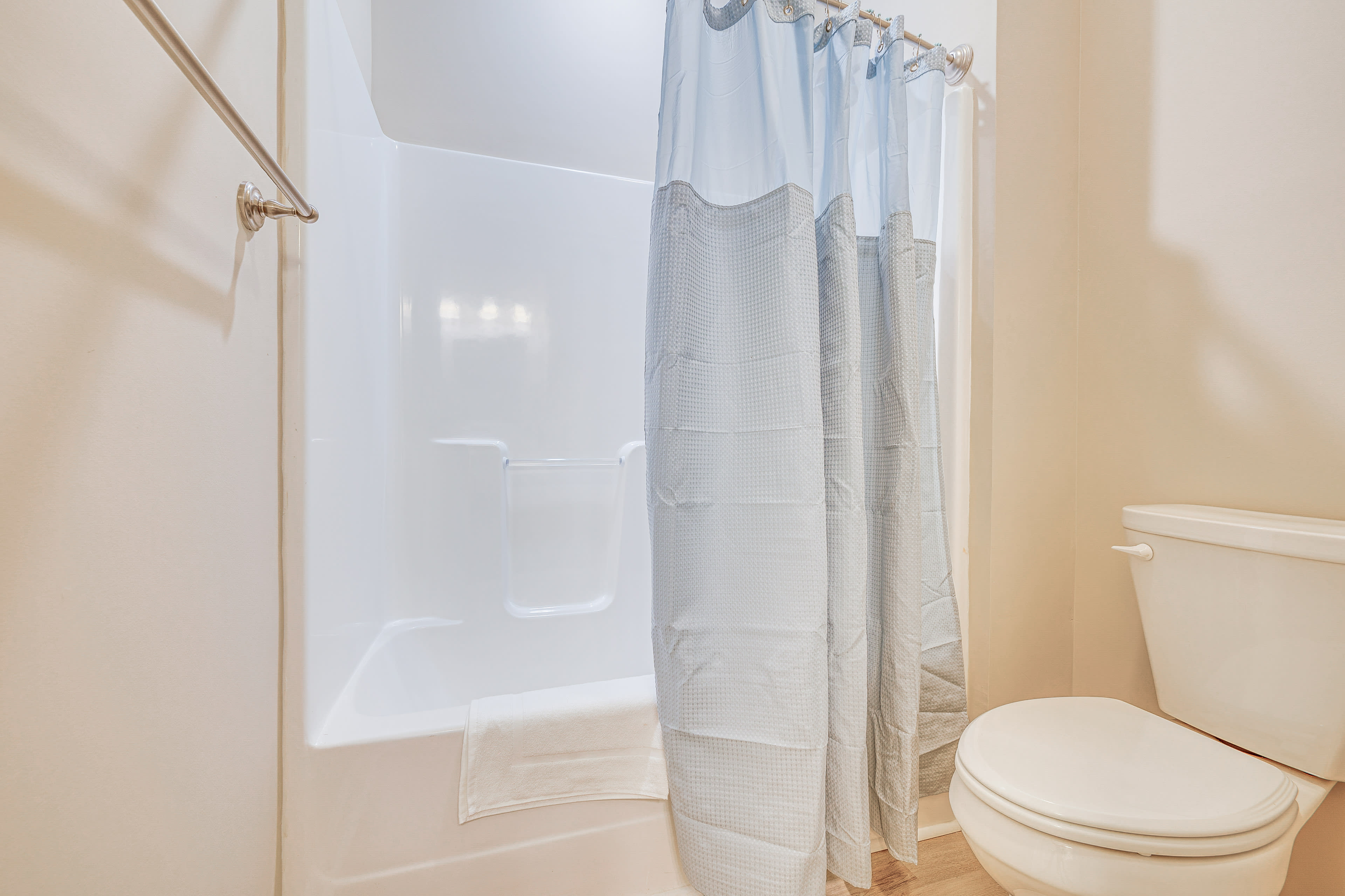 Full Bathroom | 2nd Floor | Shower/Tub Combo