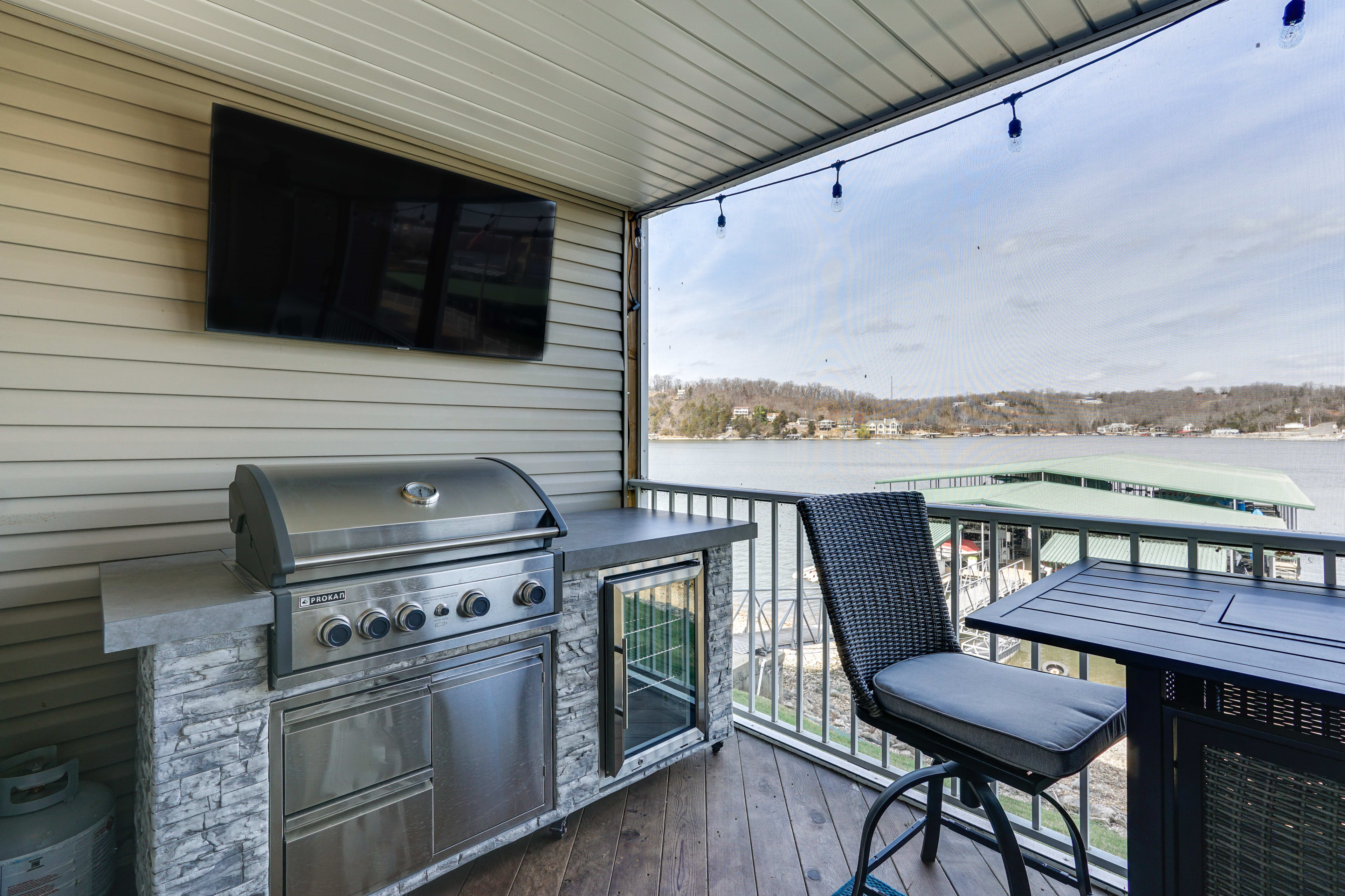 Private Balcony | Gas Grill | Beverage Fridge | Gas Fire Pit Table | Smart TV