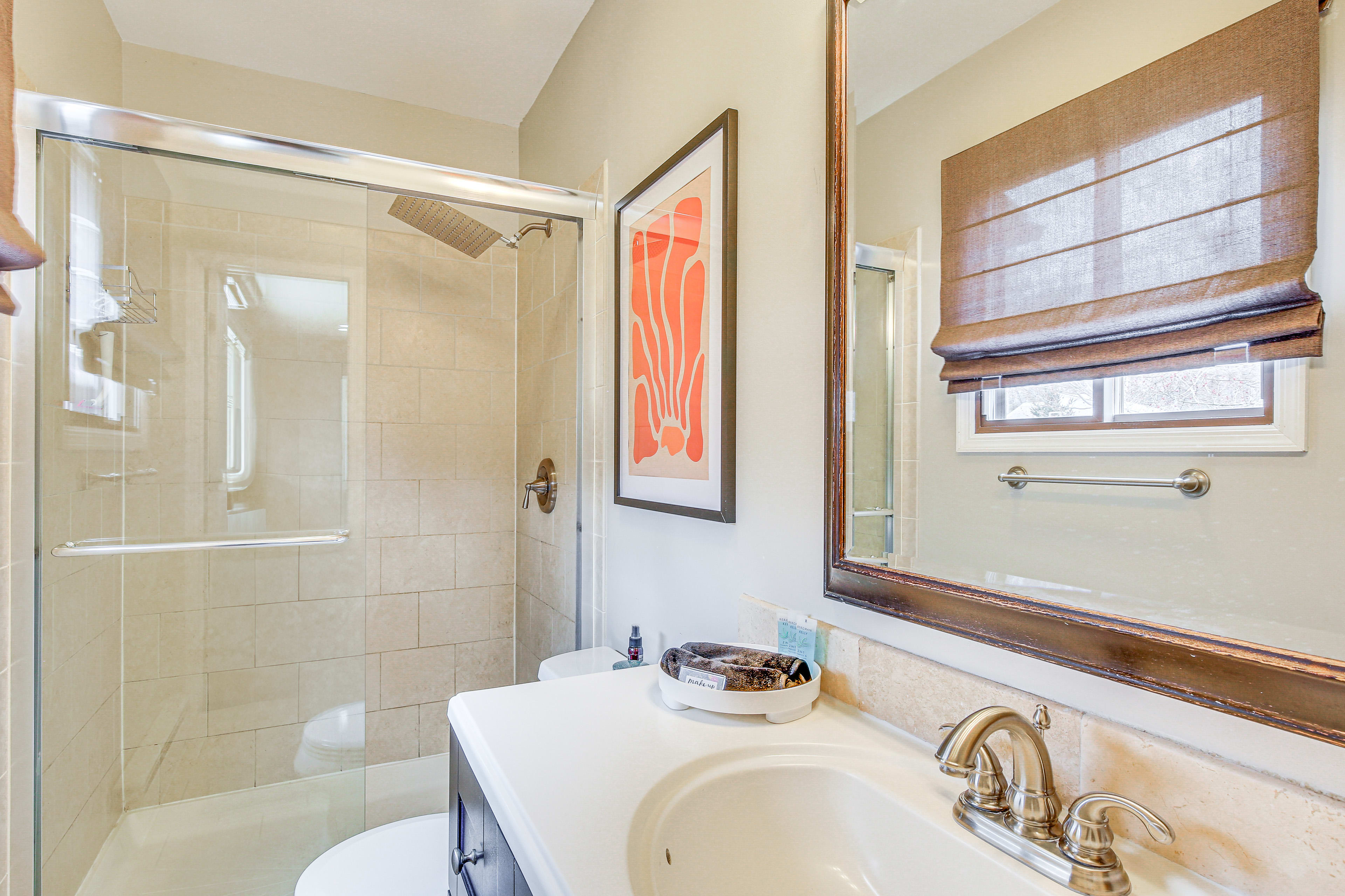 En-Suite Bathroom | Main Level | Towels Provided | Complimentary Toiletries