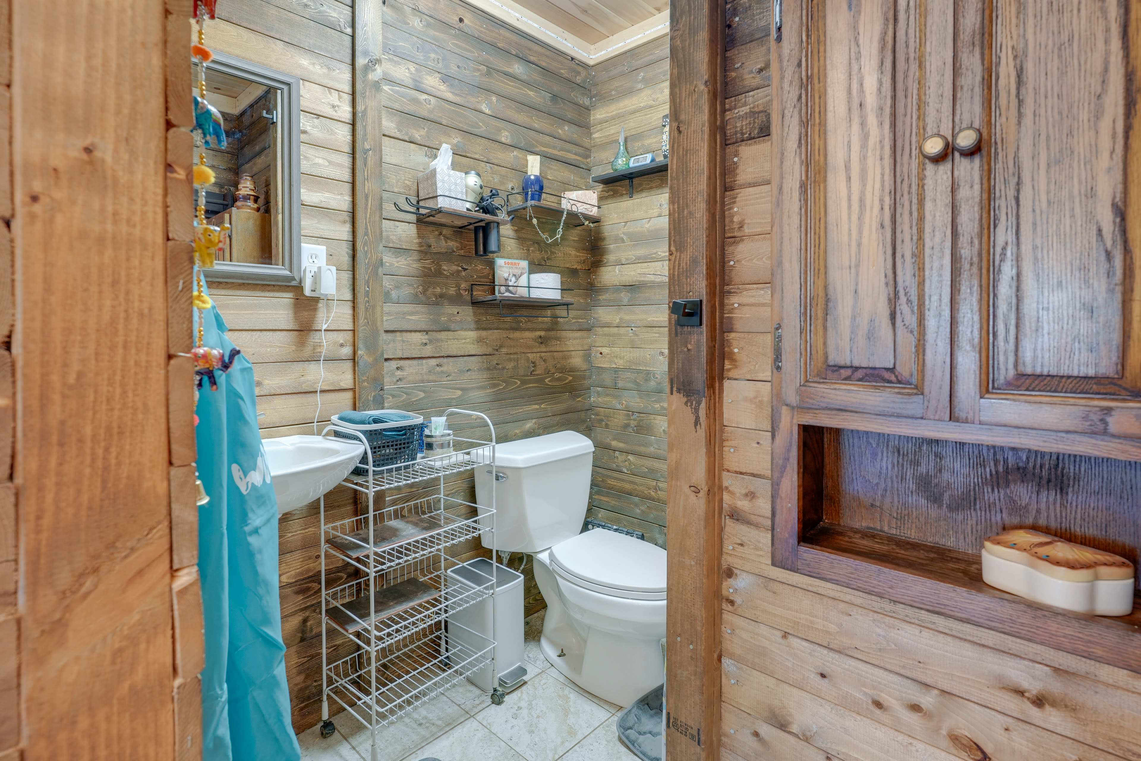 Full Bathroom | Complimentary Toiletries | Towels Provided