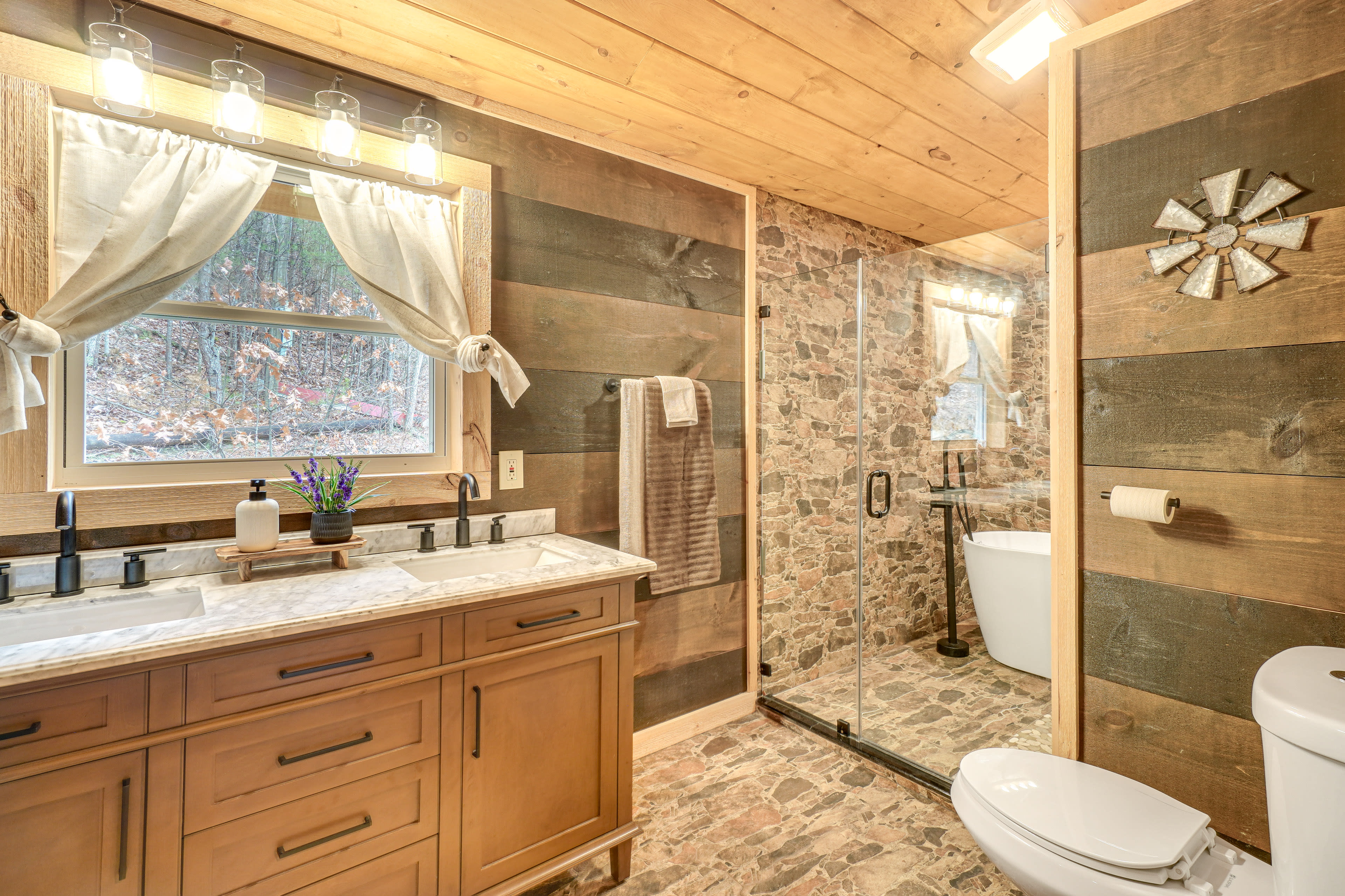 Full Bathroom | 2nd Floor | Walk-In Shower | Soaking Tub | Towels Provided