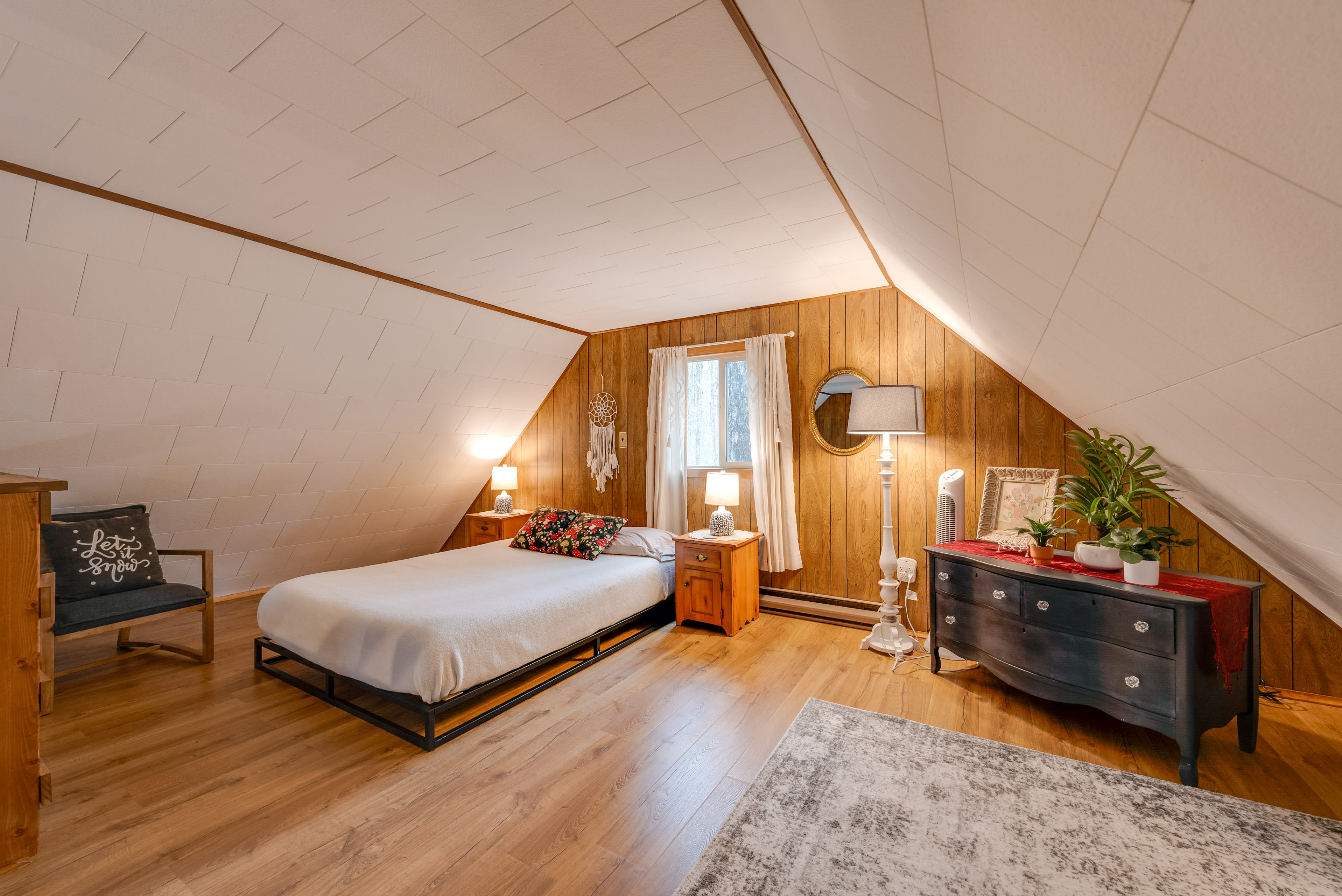 Bedroom 1 (Loft) | Queen Bed | Linens Provided | 2nd Floor