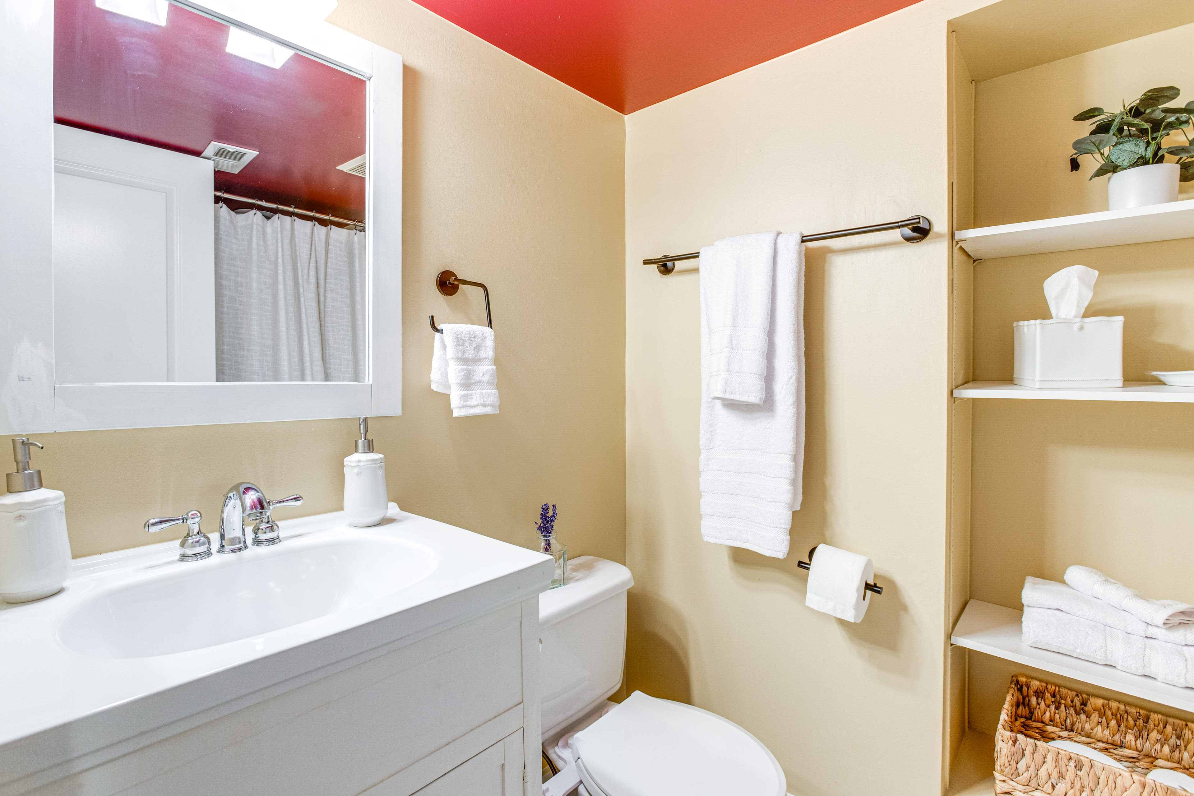 Full Bath | Complimentary Toiletries | Lower Level