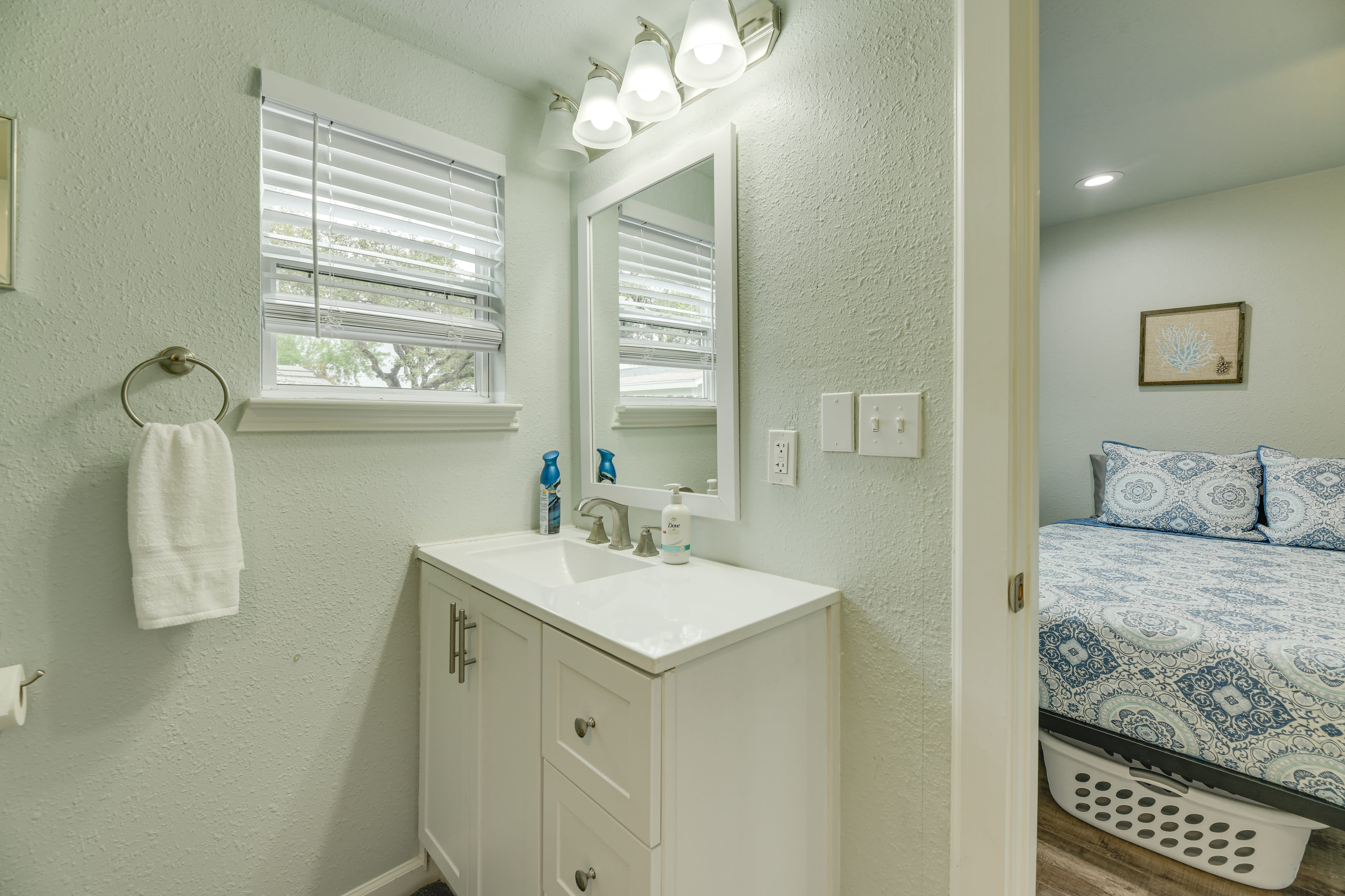 Full Bathroom | Towels Provided | Complimentary Toiletries