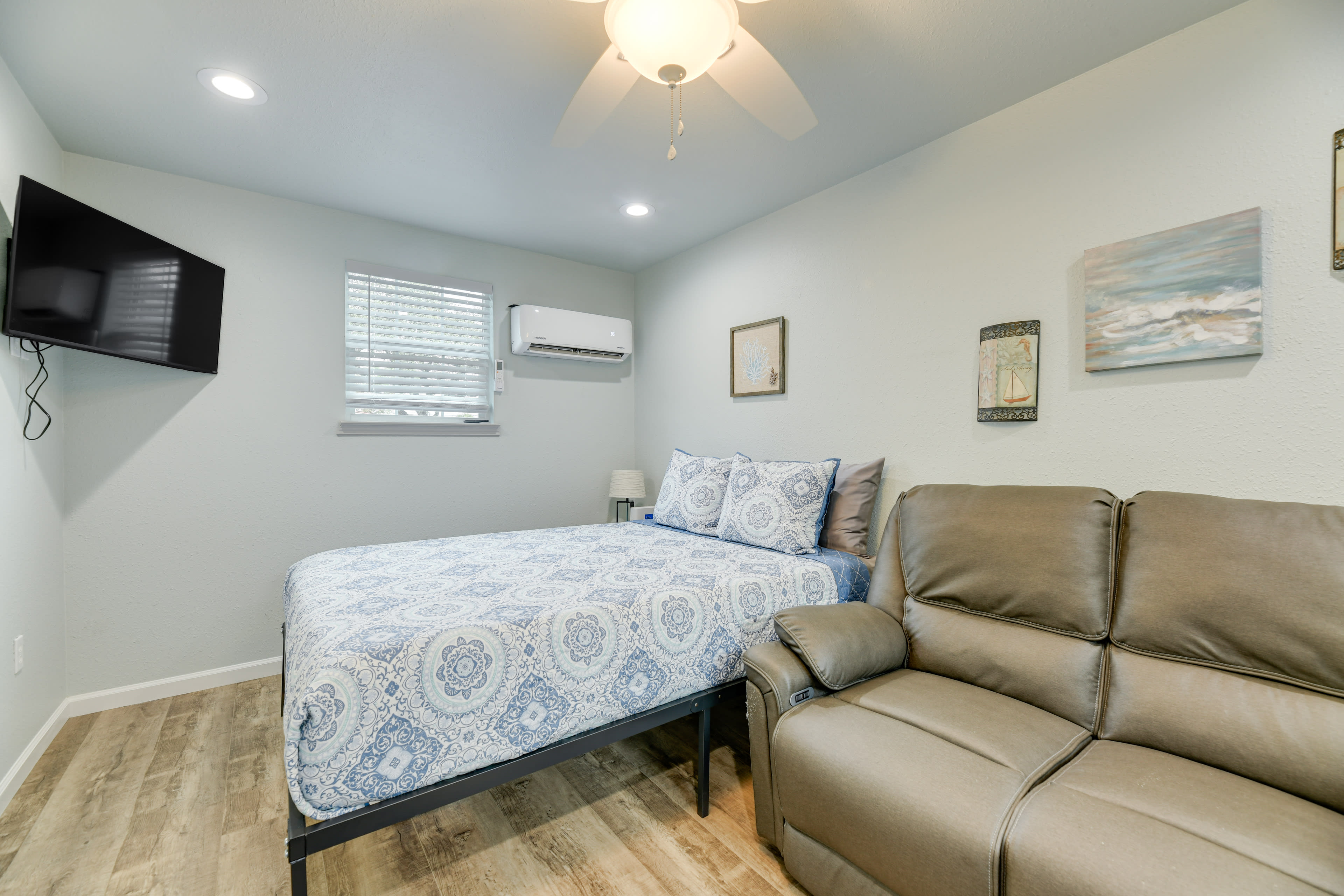 Studio | Queen Bed | Smart TV | Linens Provided