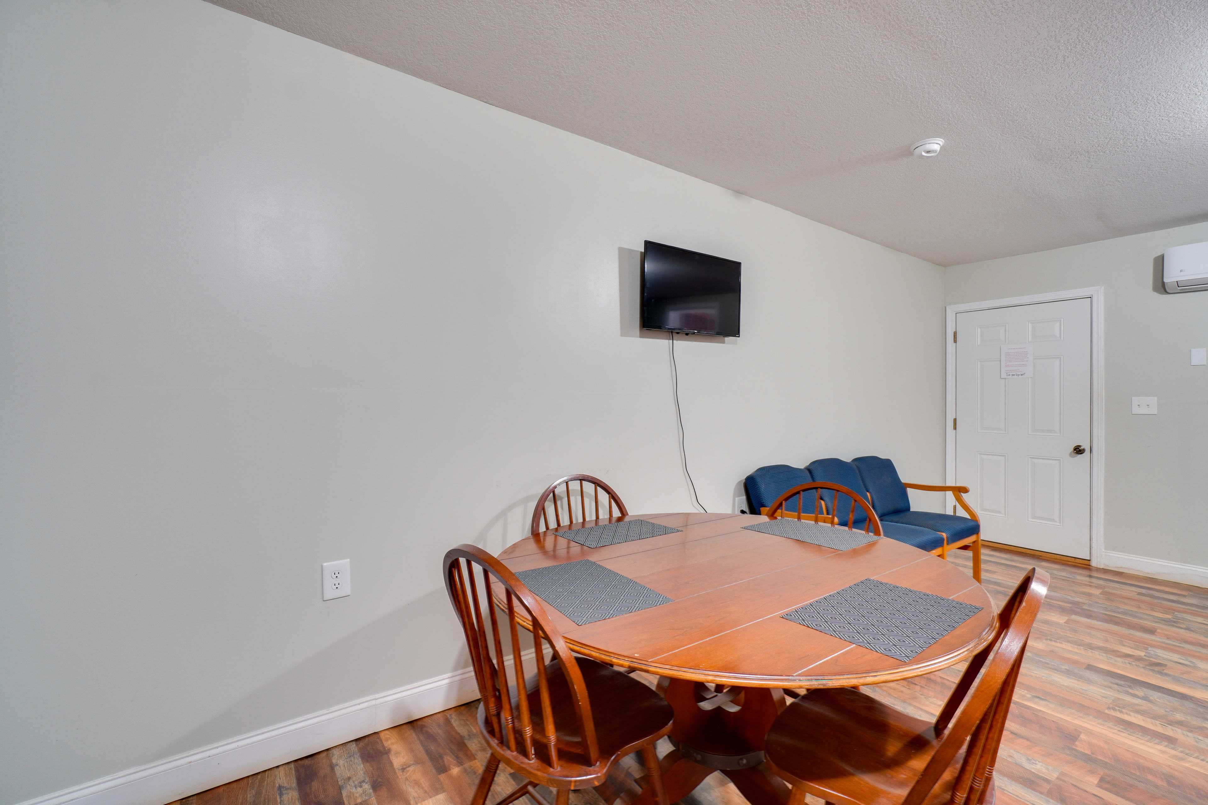 Dining Area | Dishware/Flatware Provided