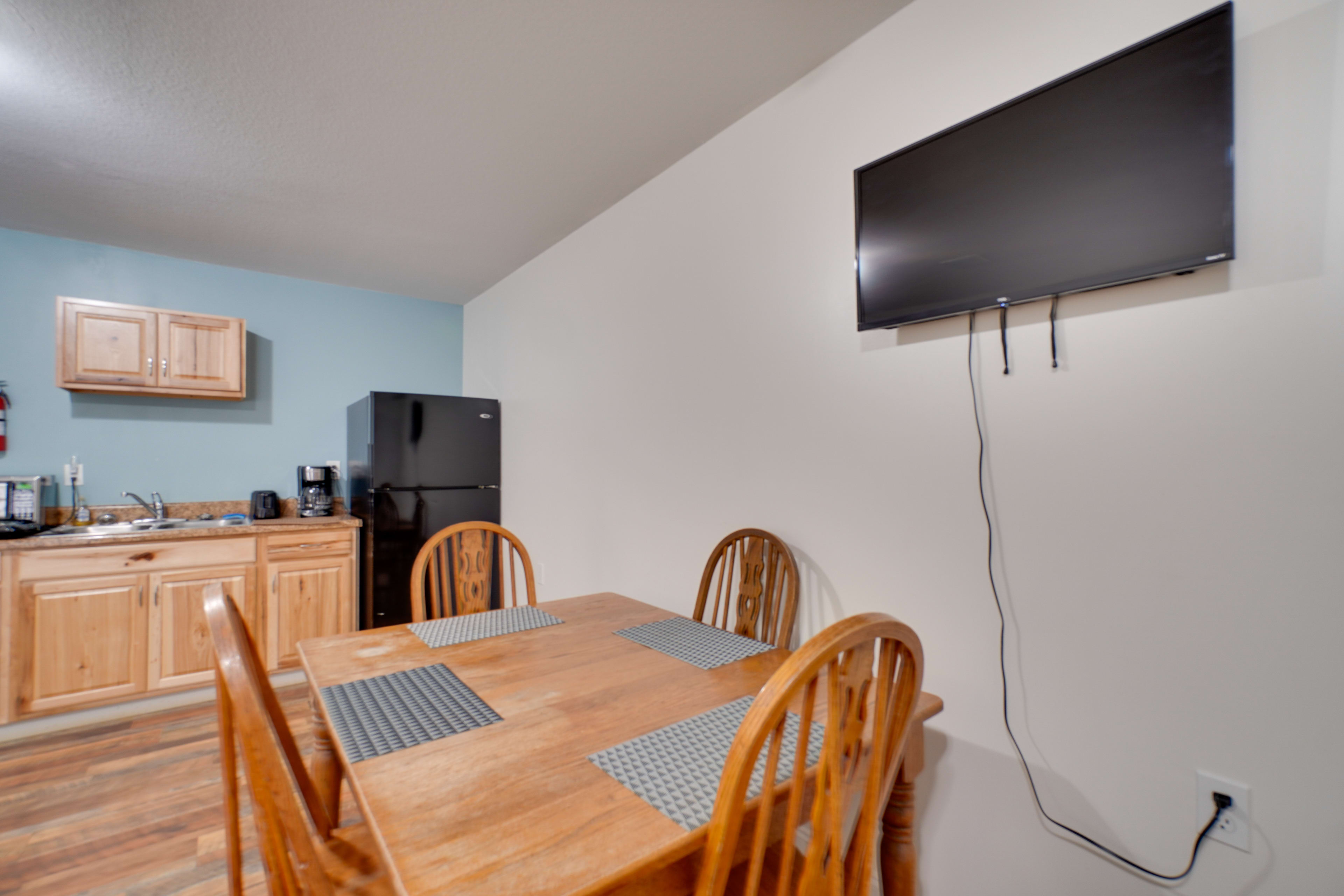 Dining Area | Dishware/Flatware Provided