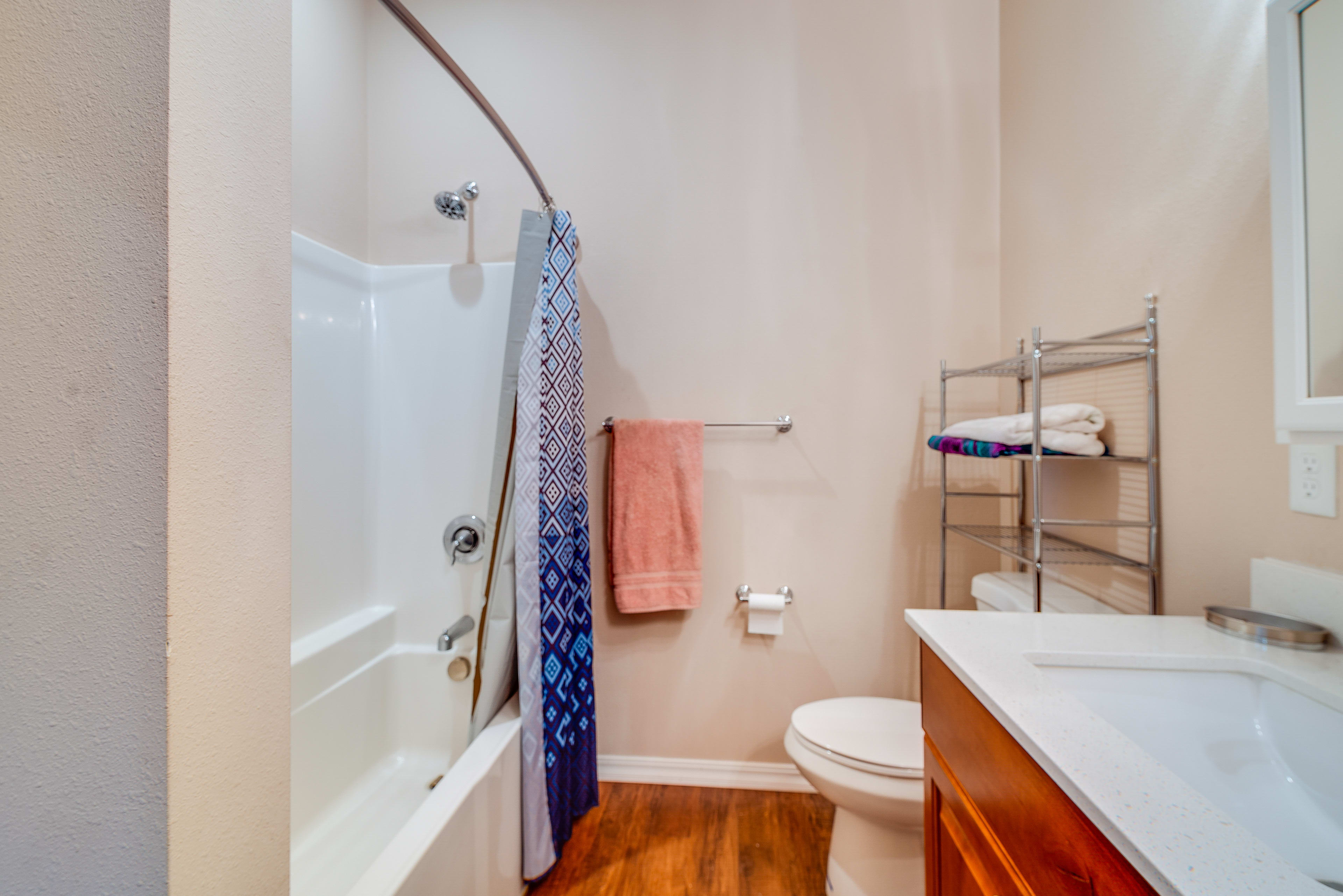 Full Bathroom | 1st Floor | Towels Provided | Complimentary Toiletries