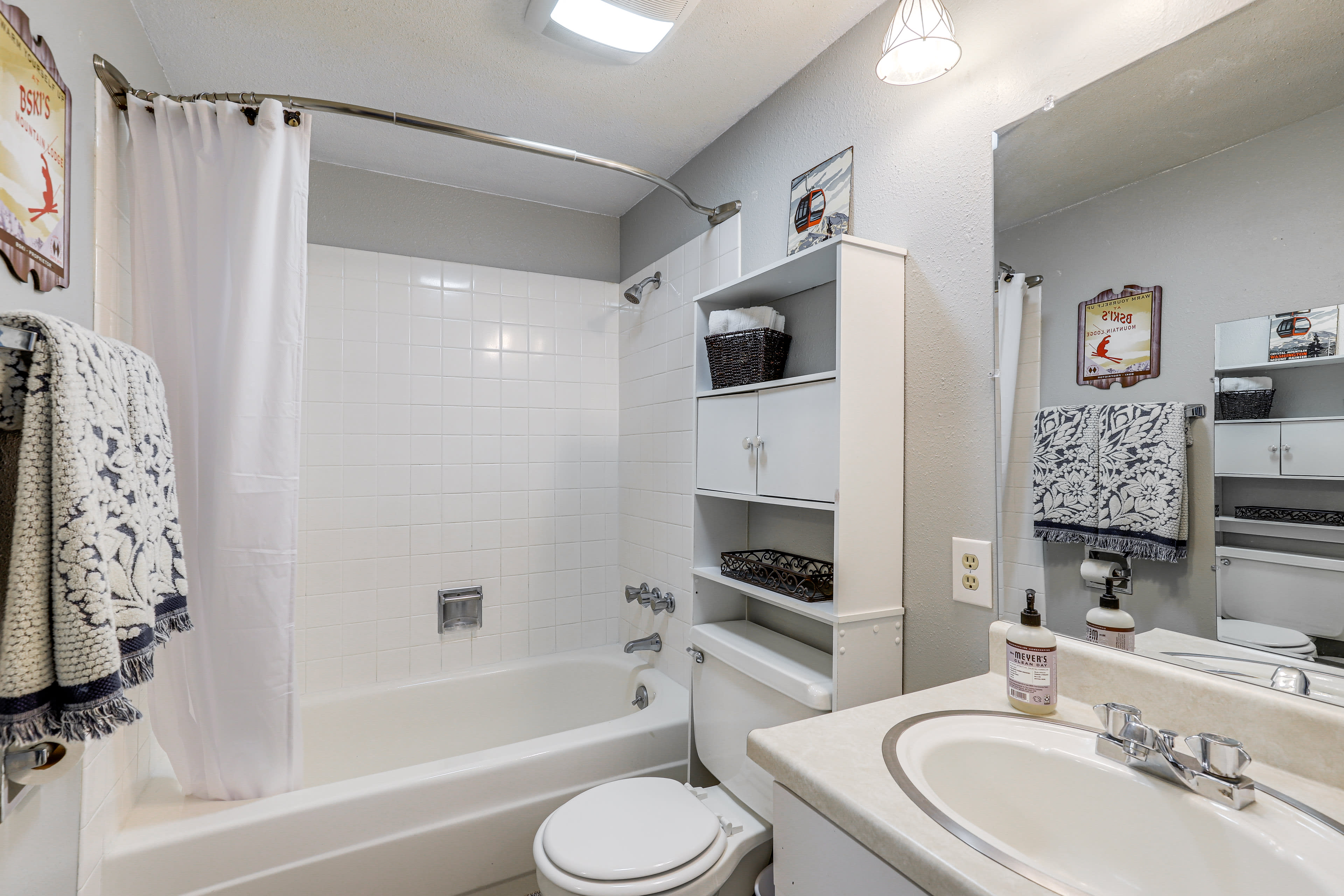 Full Bathroom | Complimentary Toiletries