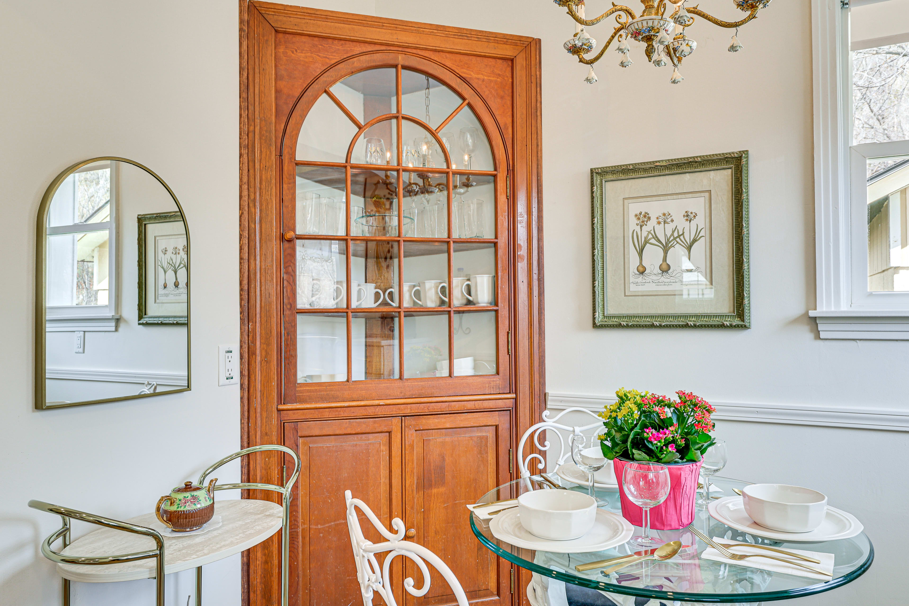 Dining Area | Dishware & Flatware Provided