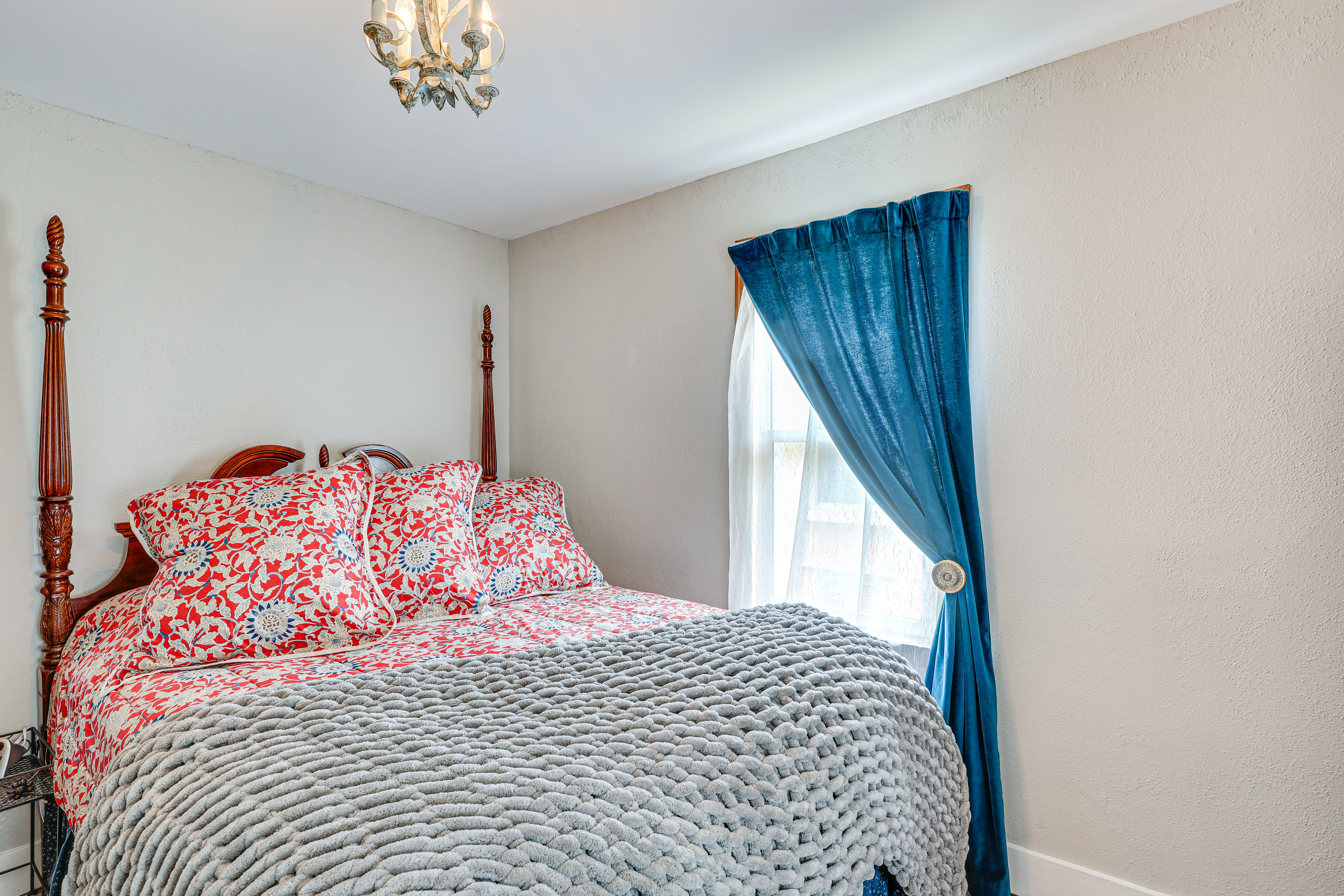 Bedroom | Queen Bed | Linens Provided