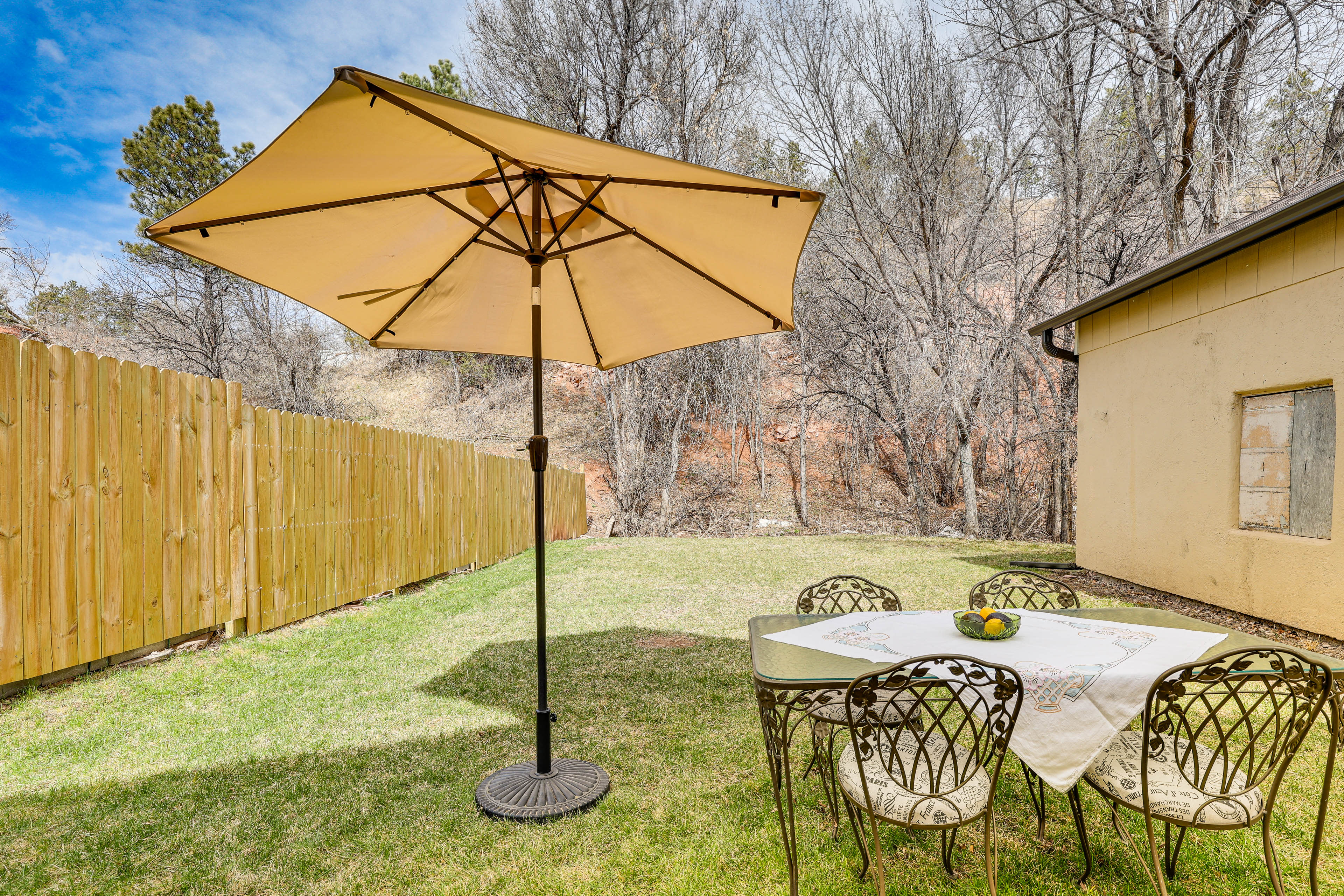 Backyard | Outdoor Dining Area