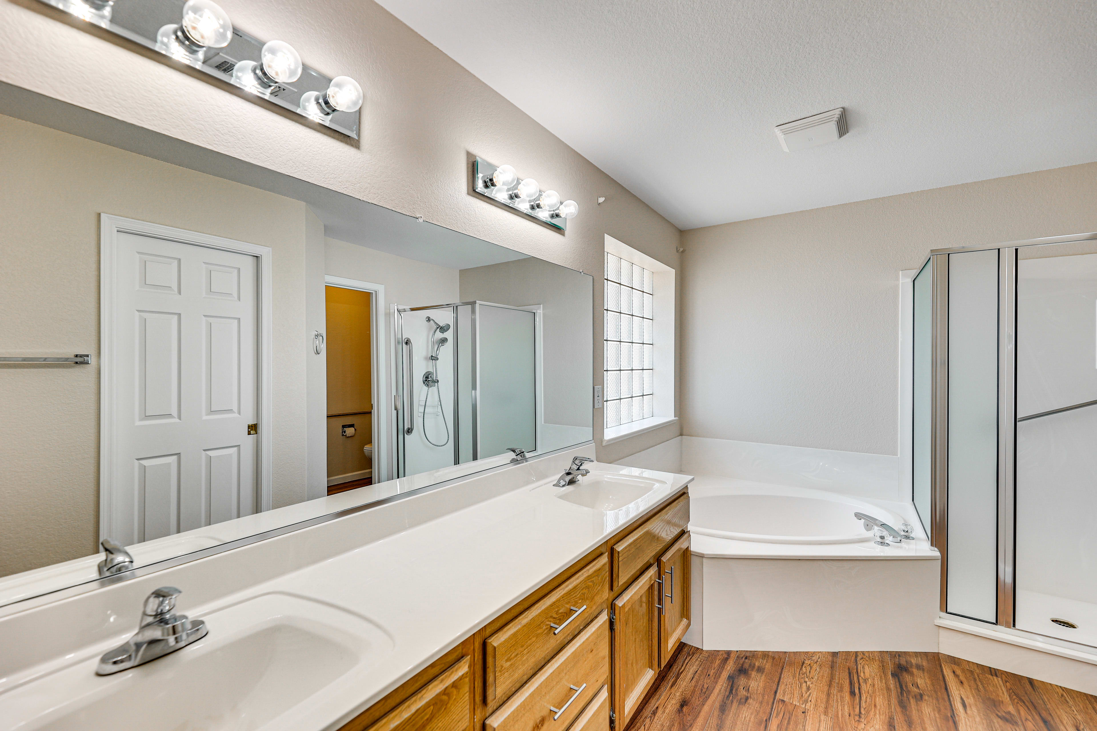 Full Bathroom | Separate Tub & Shower | Towels Provided