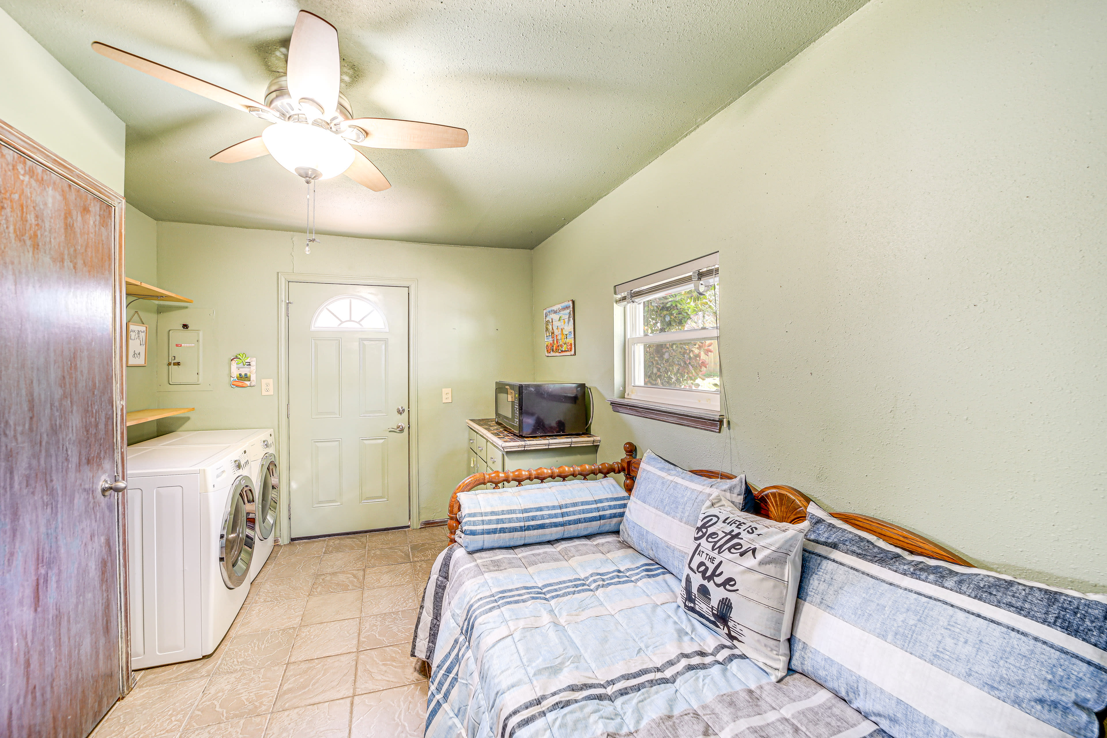 Laundry Room | Twin Daybed w/ Twin Trundle | Washer & Dryer