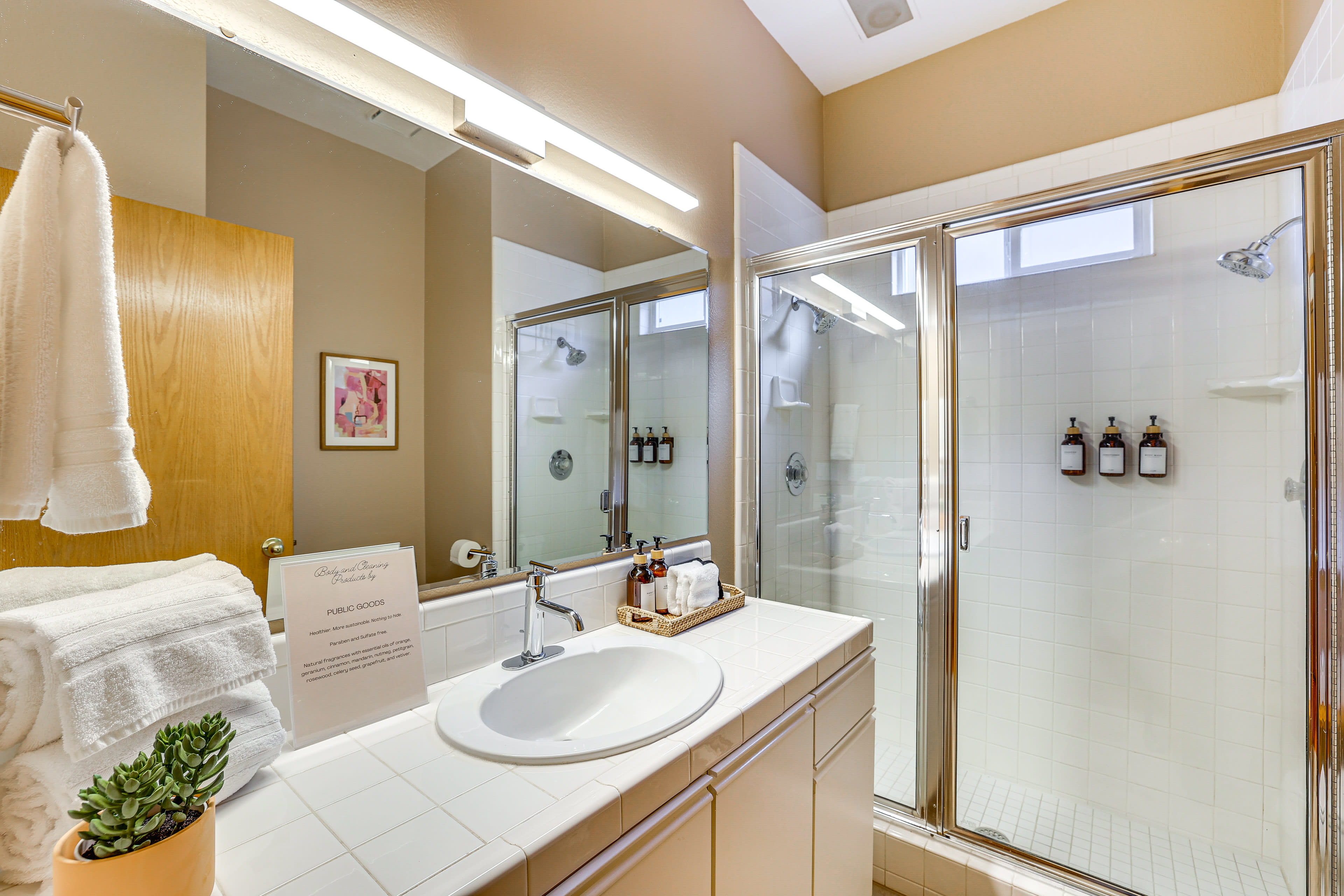 Full Bathroom | Complimentary Toiletries | 1st Floor (Entry Level)