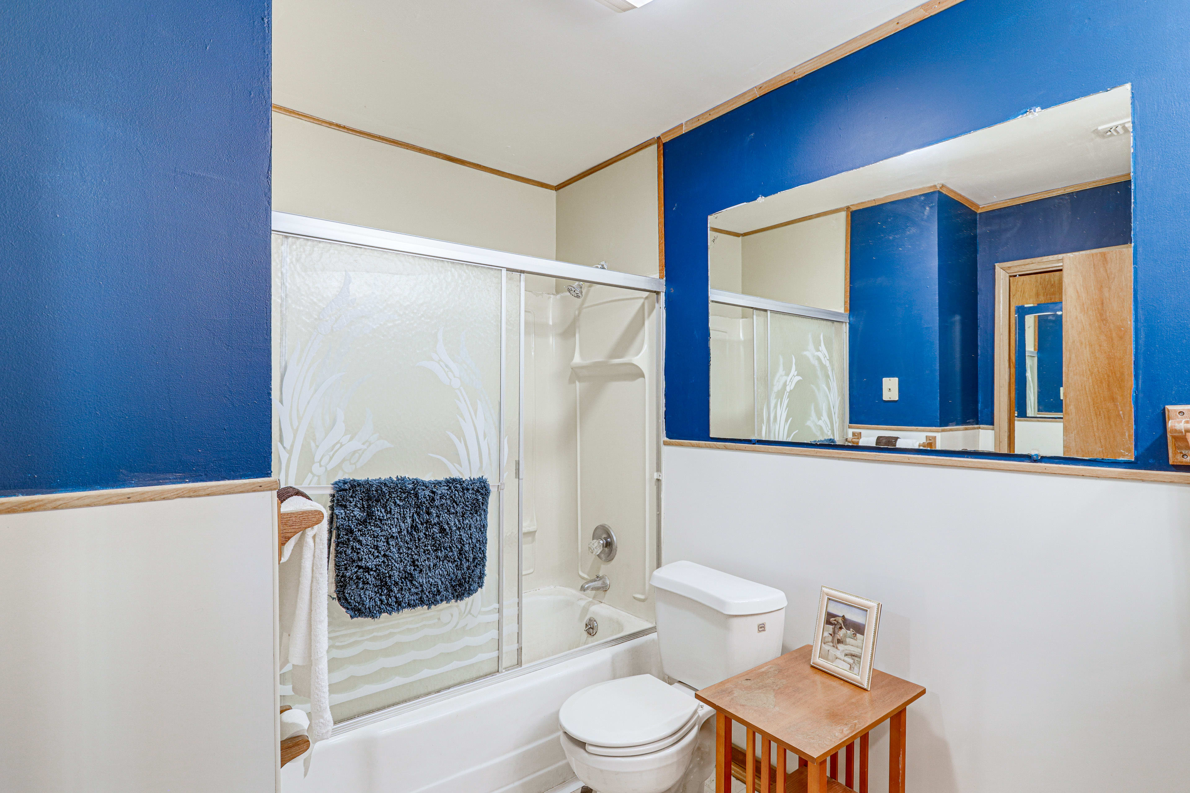 Full Bathroom | Complimentary Toiletries | Towels Provided